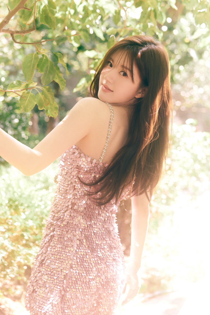 赵露思初夏朦胧滤镜大片:赵露思全新直播造型大片,粉色鱼鳞片钻饰吊带