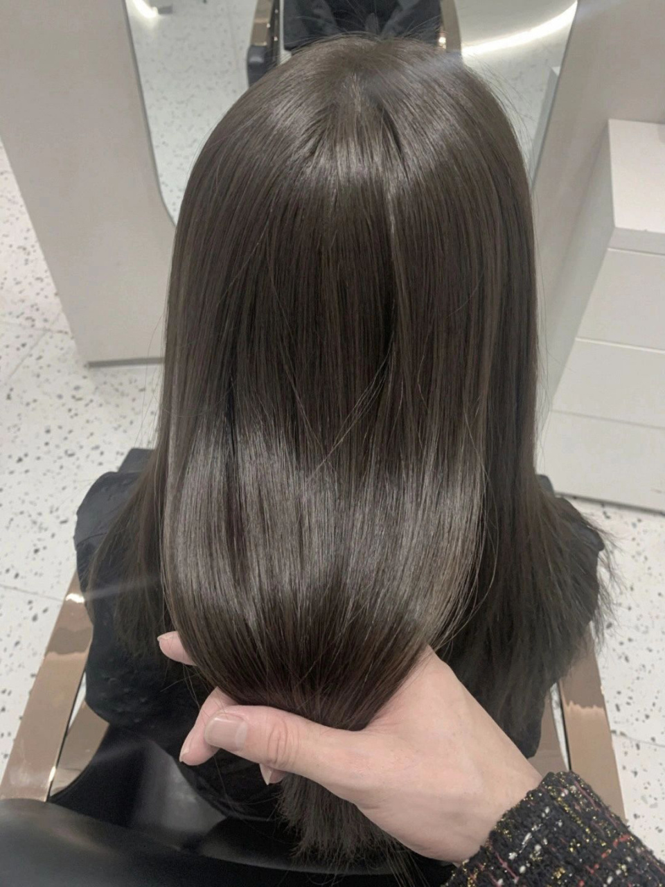 不用漂就可以直接染的灰色系~ 冷茶灰棕色是近几年流行的发色,而且不