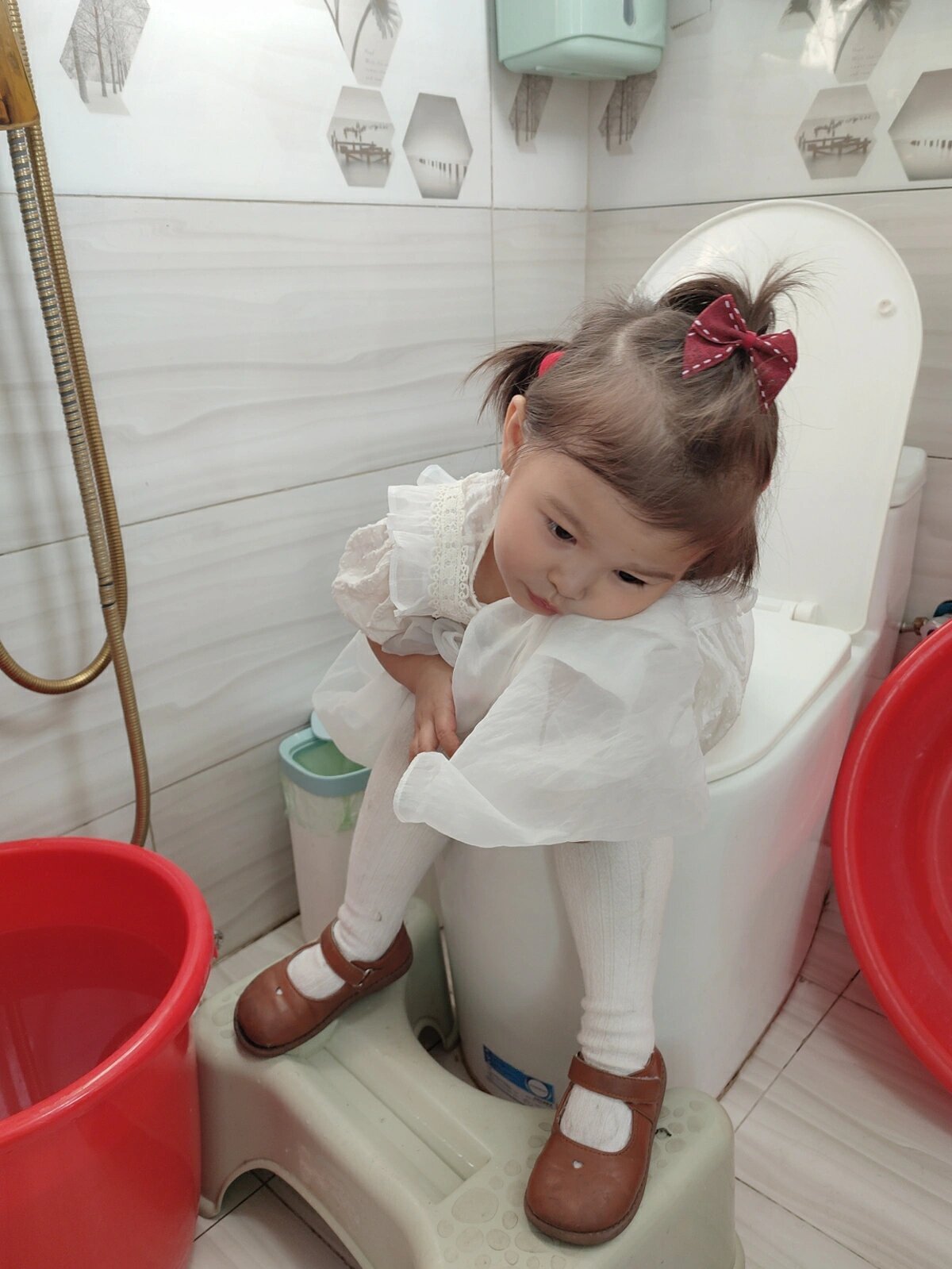 拉都这么可爱 有没有觉得小朋友坐在马桶上拉屎很可爱 我特别喜欢看她