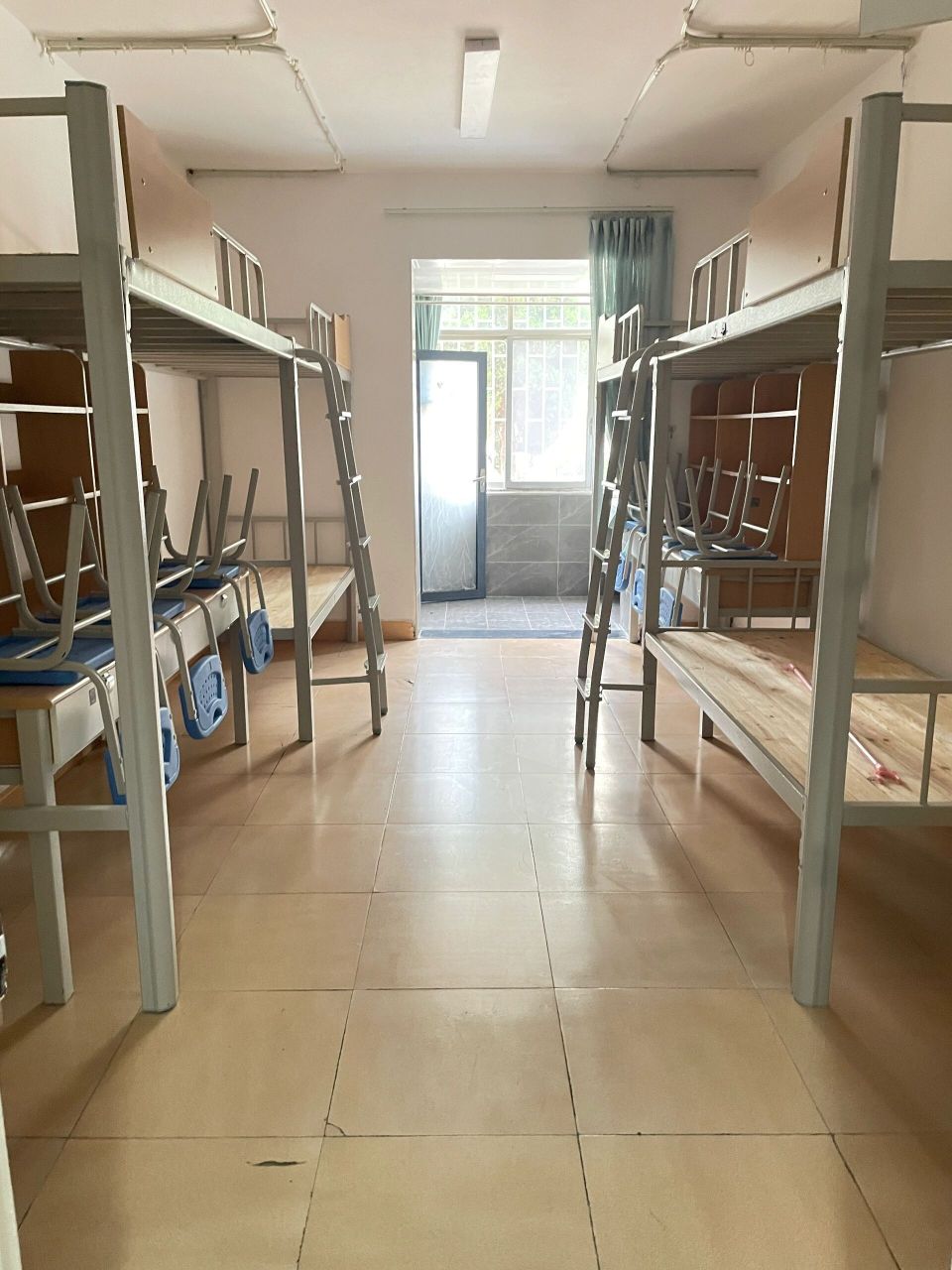 昆明城市学院(海源校区宿舍实拍) 大四的学姐都搬走了,宿管阿姨整理