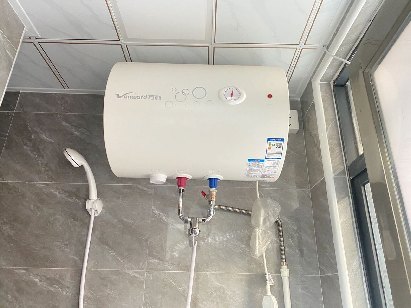 第一次租房电热水器怎么用 1.