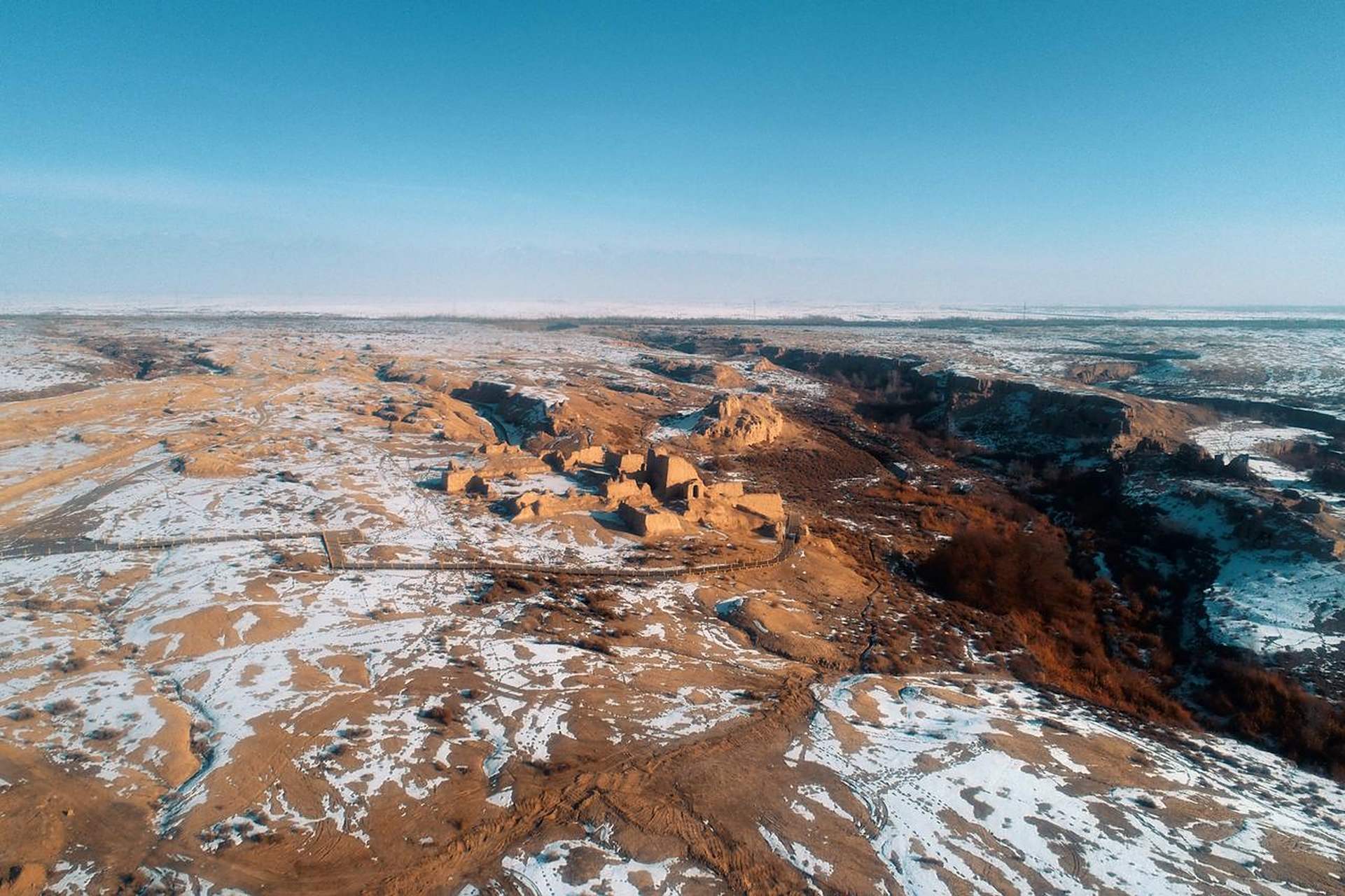 新疆哈密白杨沟佛寺遗址的地位是很高的:是唐代佛教兴盛时期的大型