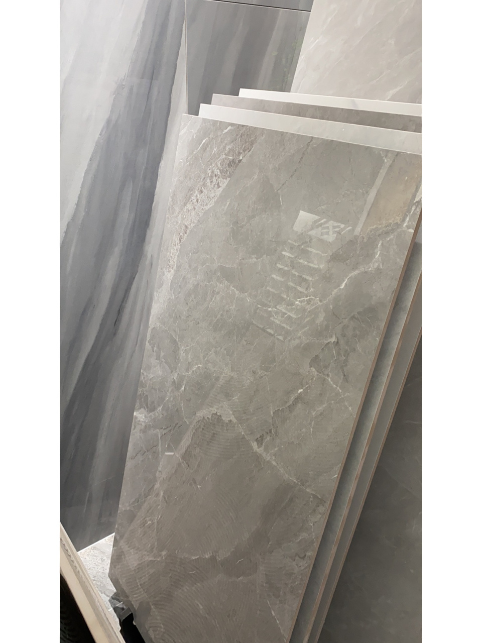 东鹏瓷砖选购 上图厨房客厅通铺地砖600*1200浅灰色厨房墙面400*800