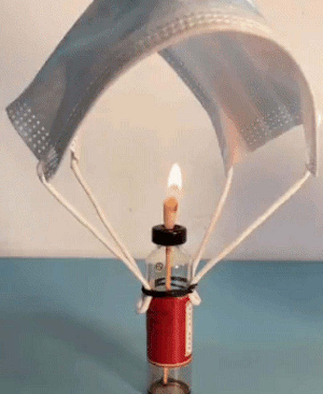 ps:热气球升空原理简单明了,热空气膨胀比冷空气轻,产生升力.