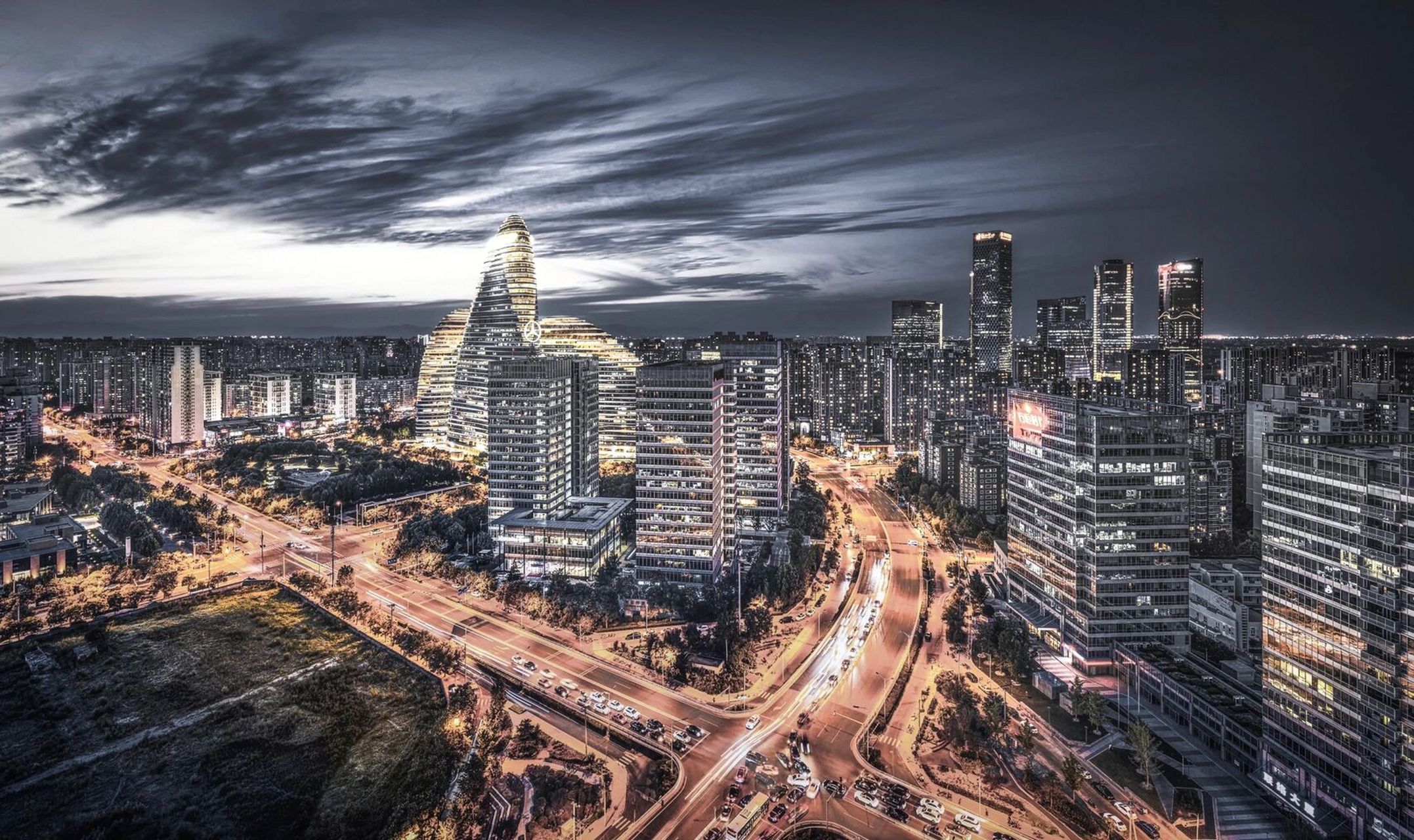 车水马龙的街道和交叉路口,这是拍摄望京地标建筑的最佳角度之一,远处