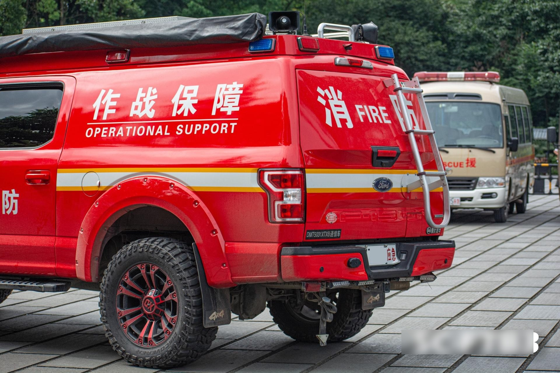 四川消防总队作战保障消防车  底盘为福特f150 重庆迪马改装通信车.