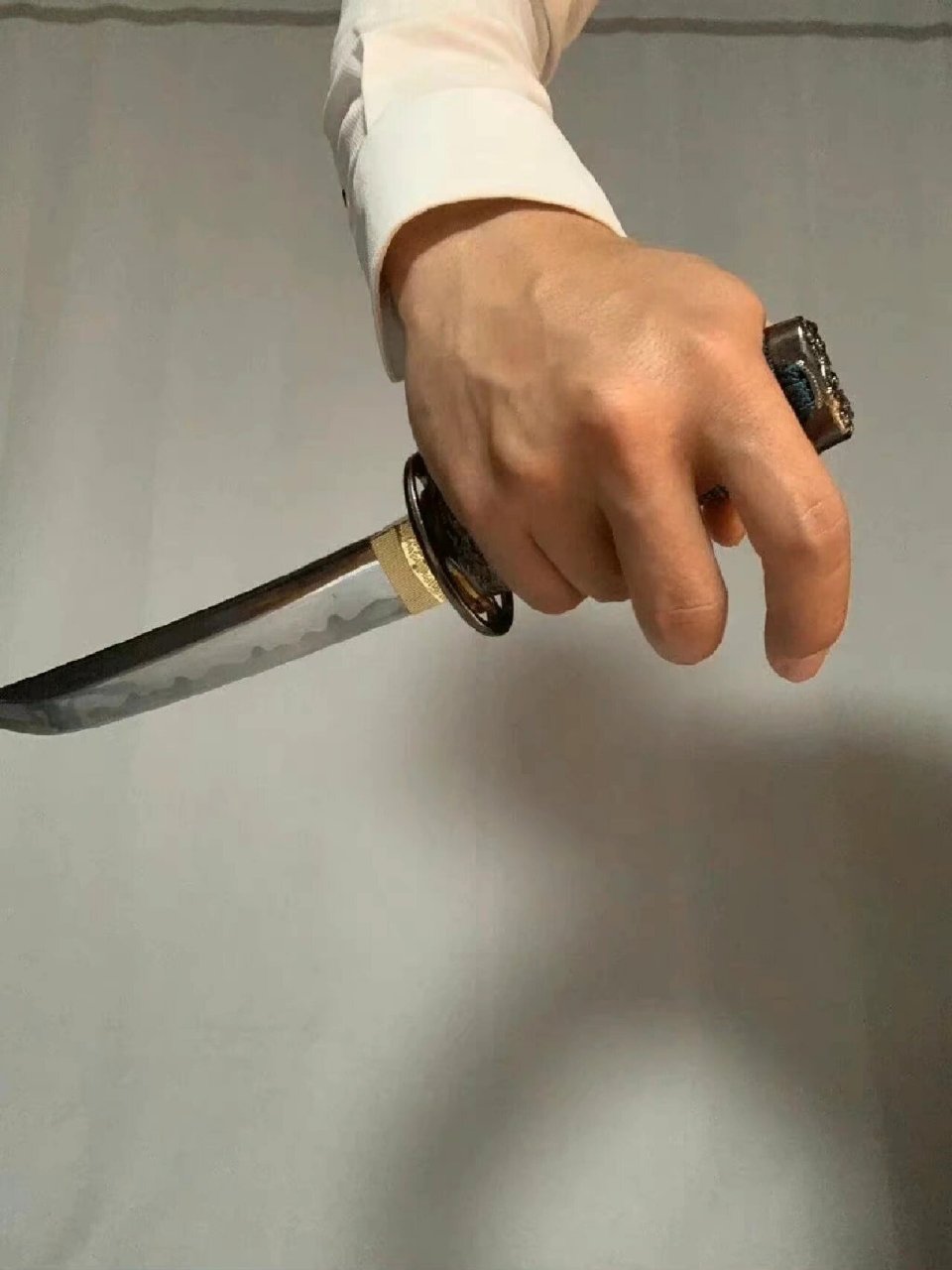 绘画参考 | 手握短刀姿势 帅气的握短刀手势参考 77解锁更多绘画