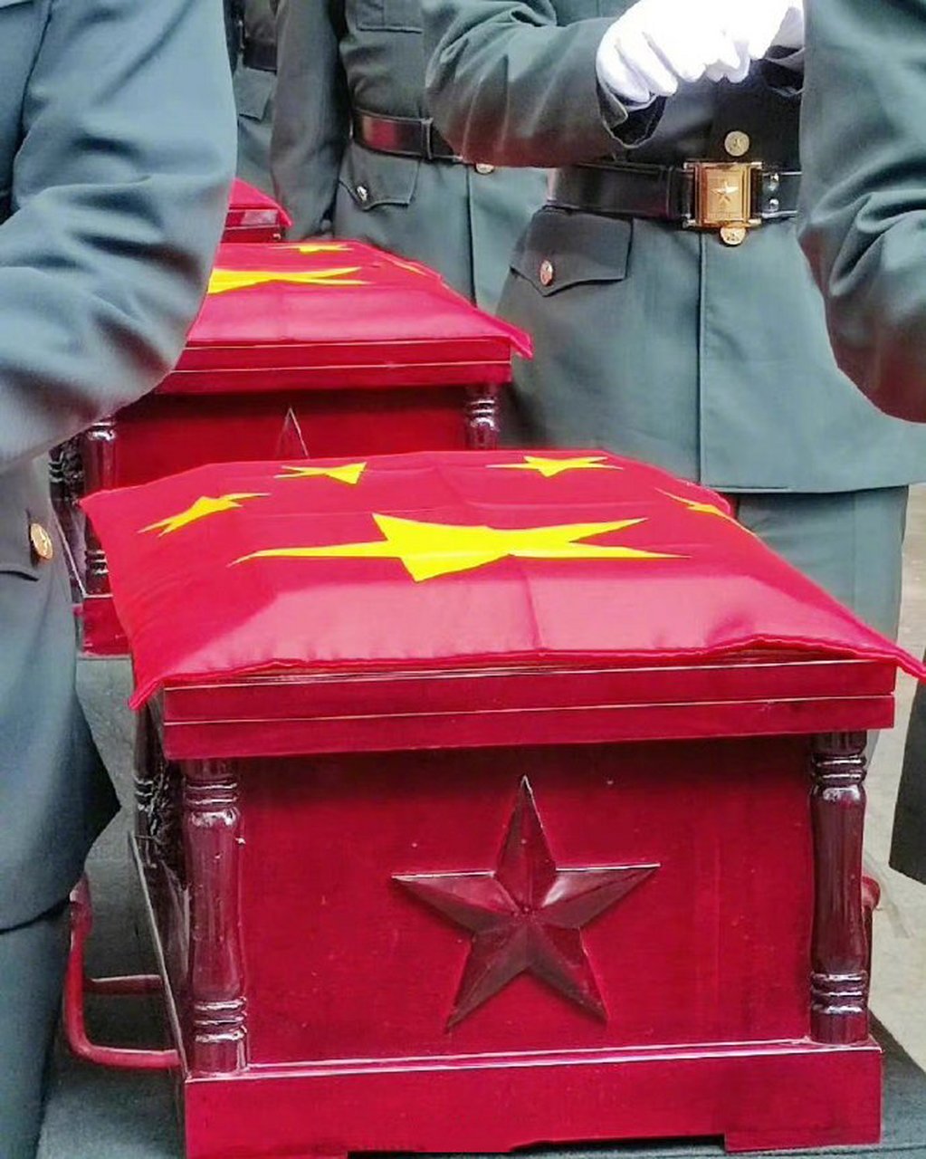 原来抗美援朝烈士棺椁上的每一面国旗,都是天安门广场上升起的五星