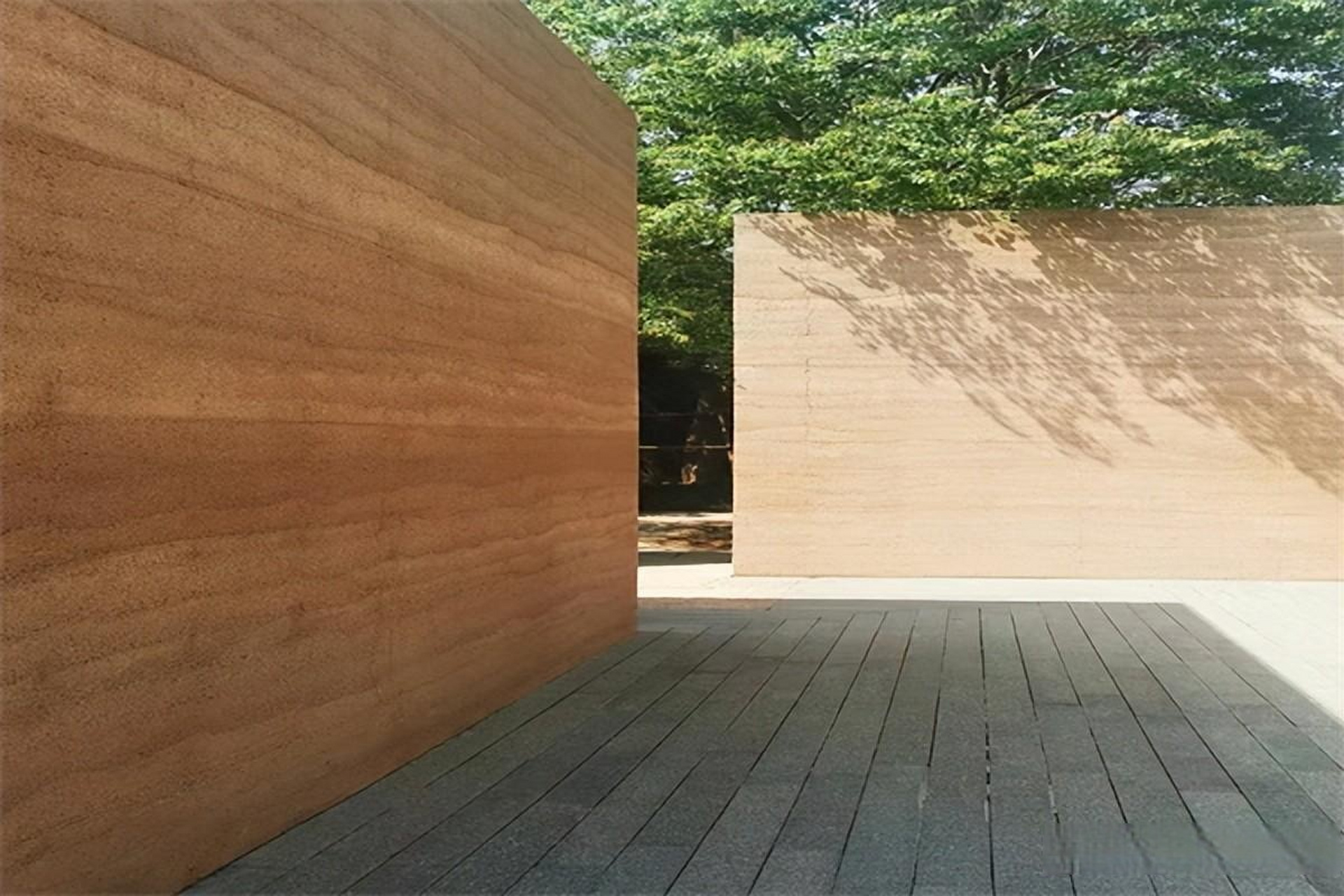 水泥墙面做夯土板:实现夯土墙效果 本文介绍了一种利用水泥墙面制作