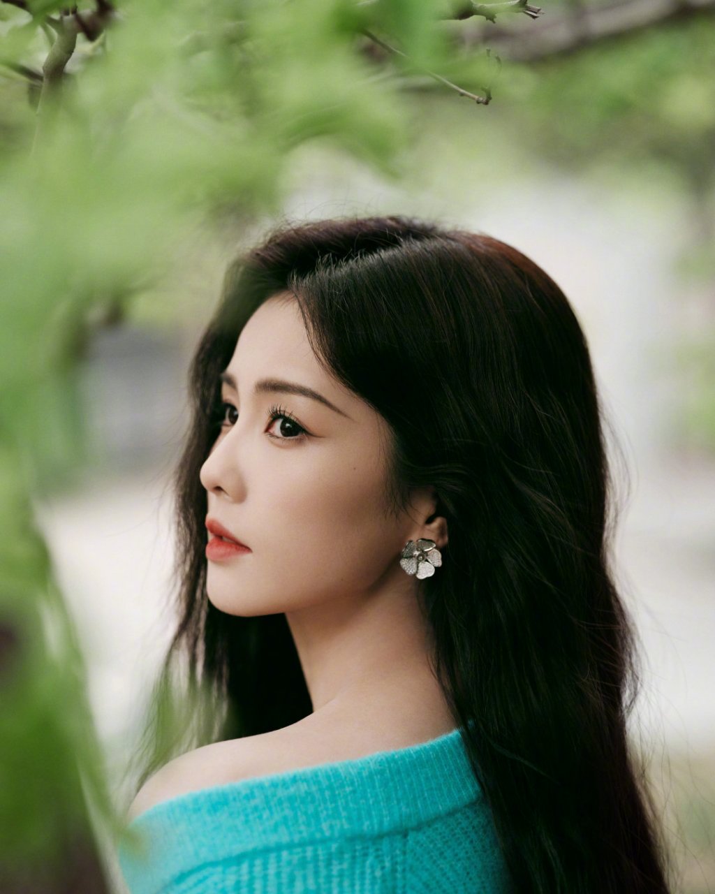 白鹿孔雀蓝针织开衫 @白鹿 最新扫楼造型,孔雀蓝针织开衫清新优雅微 