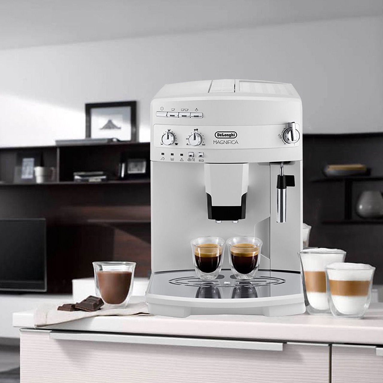 德龙全自动咖啡机使用方法及制作步骤 1,检查水箱是否有水,电源是否通