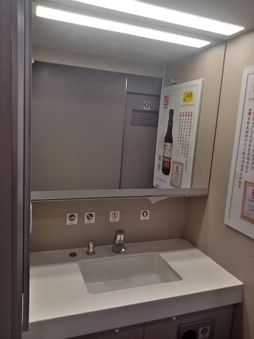 总定员556人,1车商务座5个,一等座28个,2~3车二等