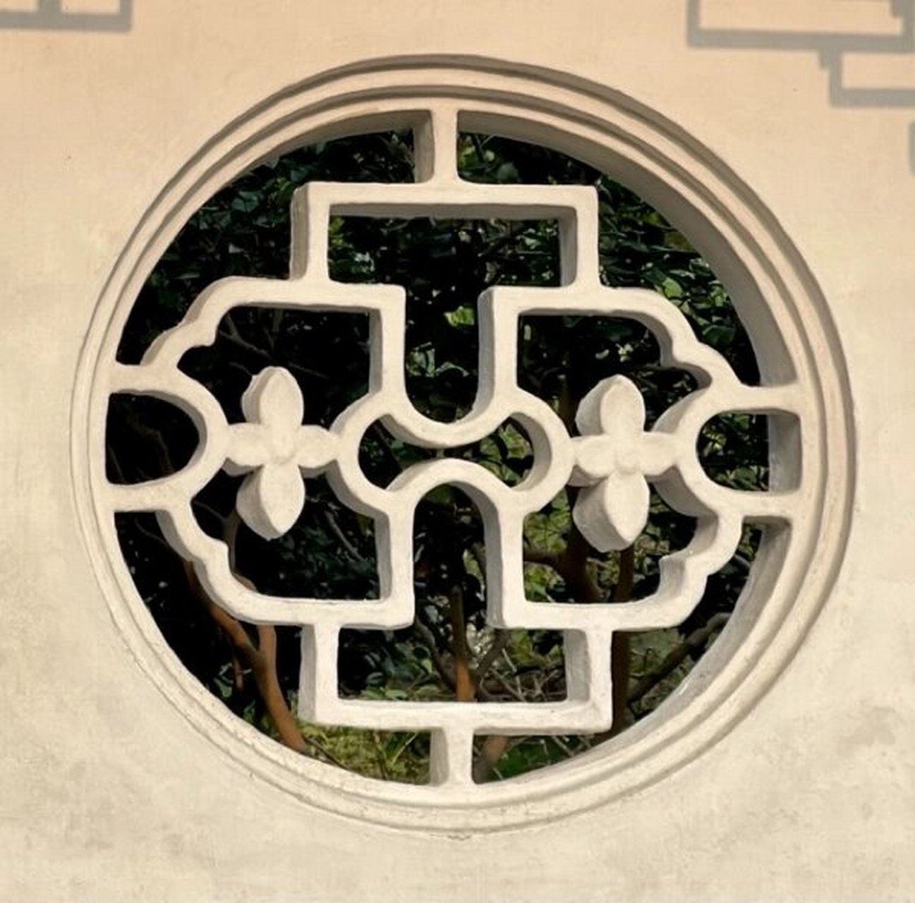 苏州网师园·殿春簃·花窗 苏州网师园内的殿春簃,进门右手边墙上的花