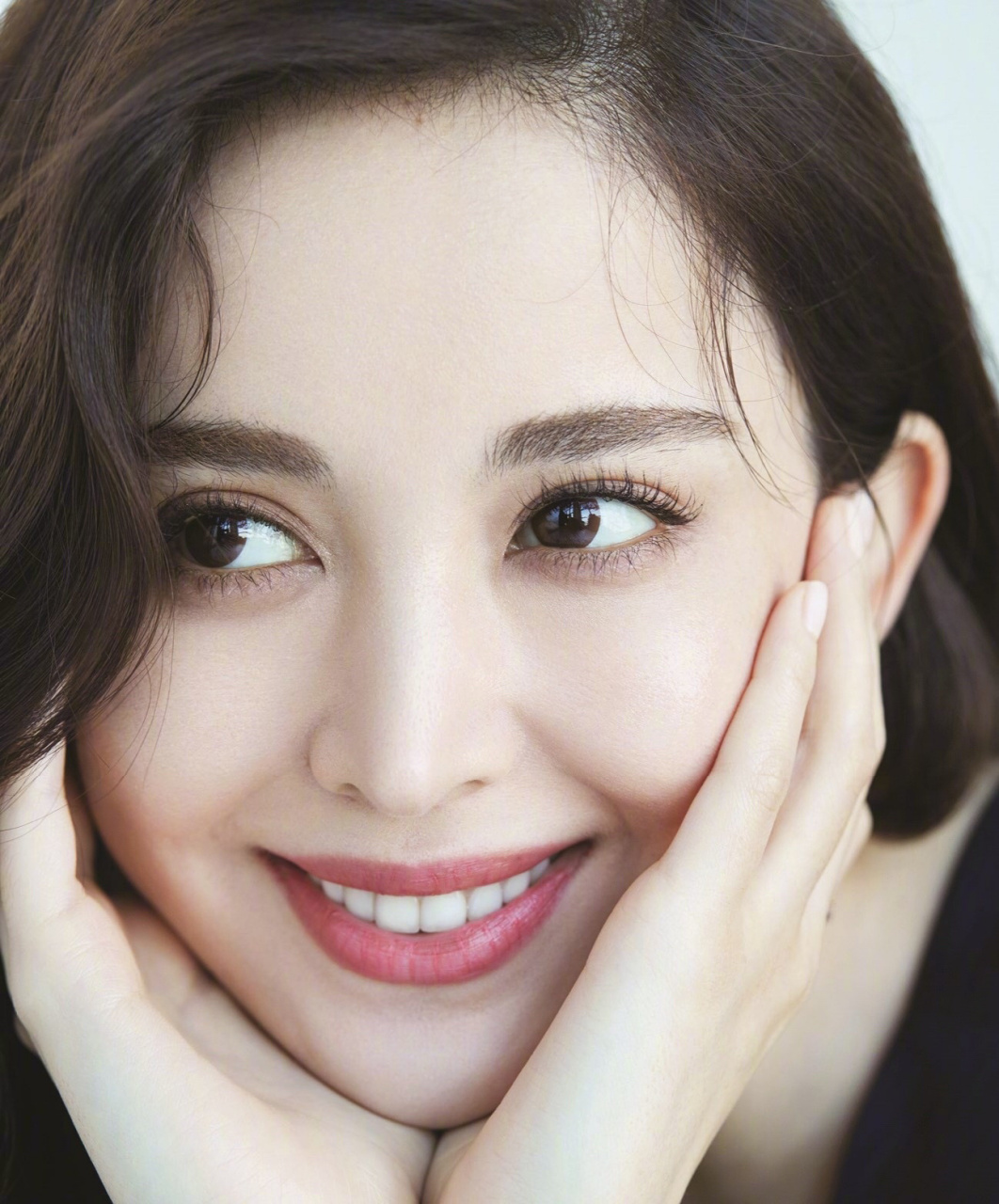 2020年最后一天,看到古力娜扎发了一组自拍05,竟然发现古力娜扎做