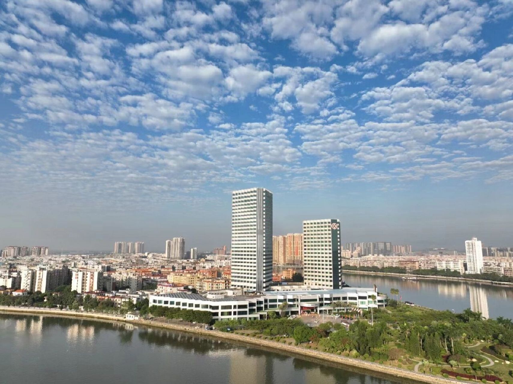 开平潭江半岛酒店 展望未来 作为开平唯一的"五星级"酒店, 我们将世界