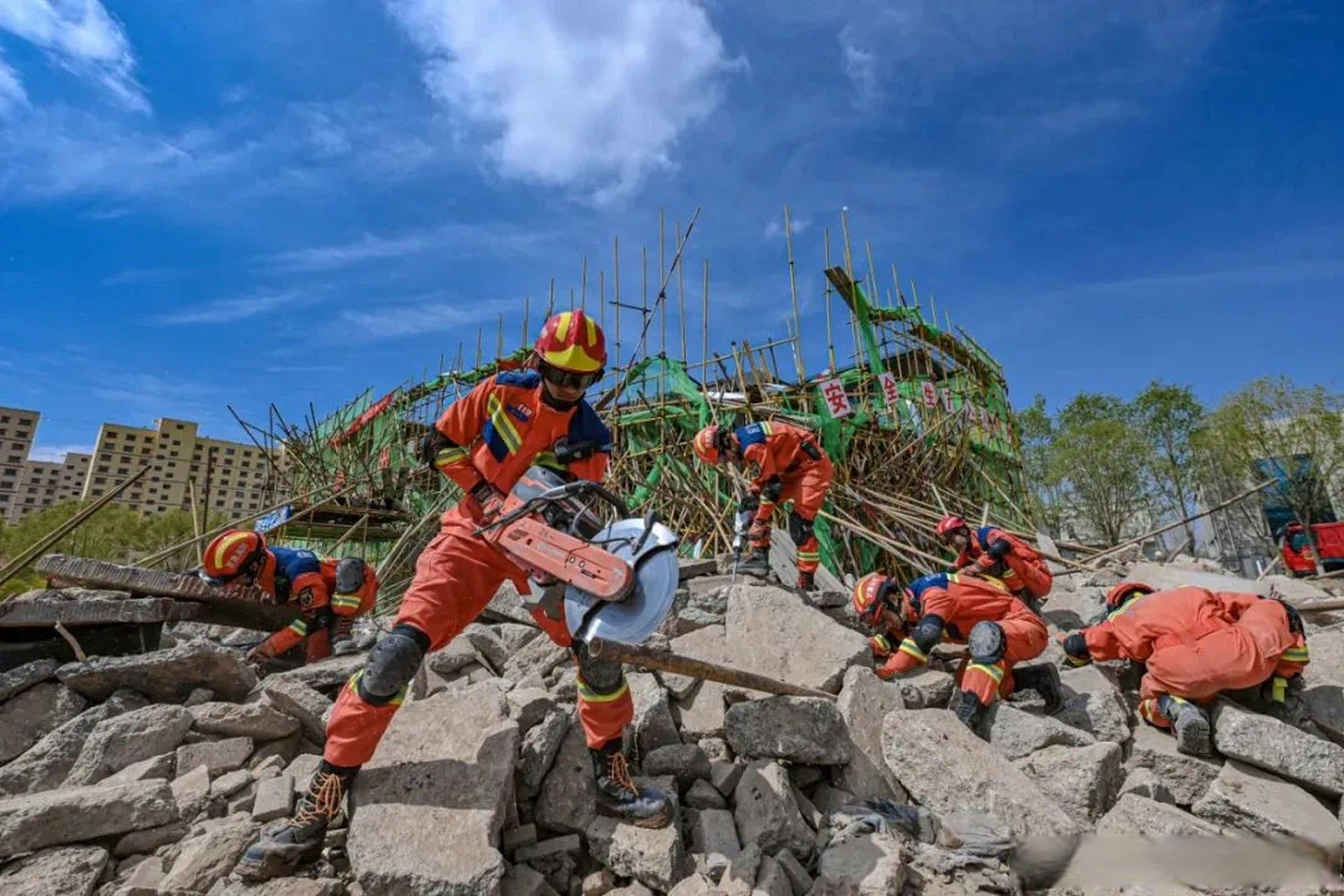 多地举行抗震救灾实战演练】今年5月12日是我国第15个全国防灾减灾日