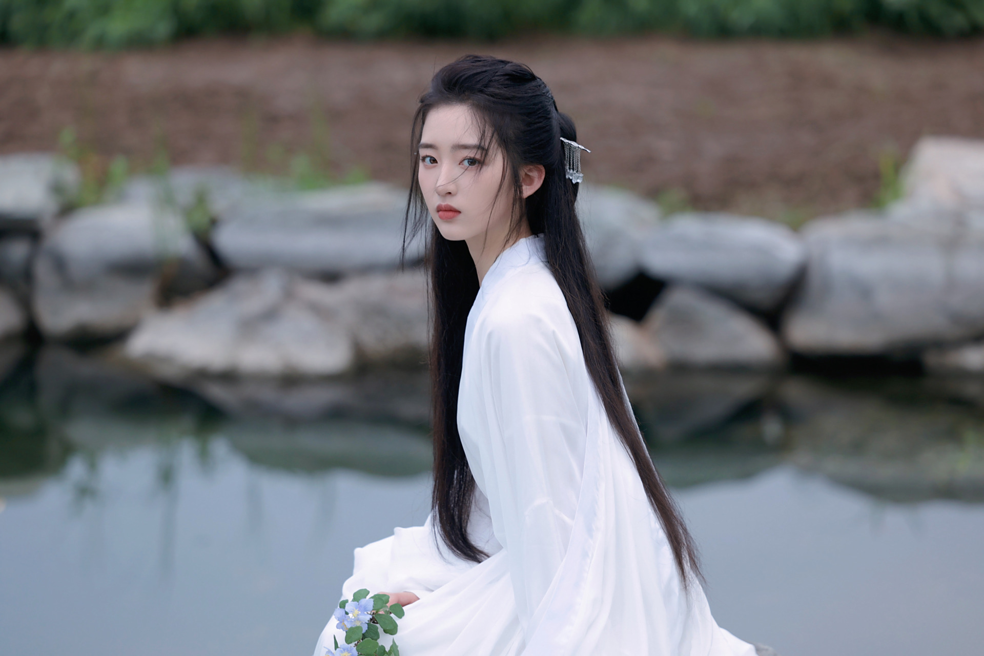 邓恩熙 最新古风写真,一袭白衣清冷感十足,好想看妹妹演一部古偶啊!