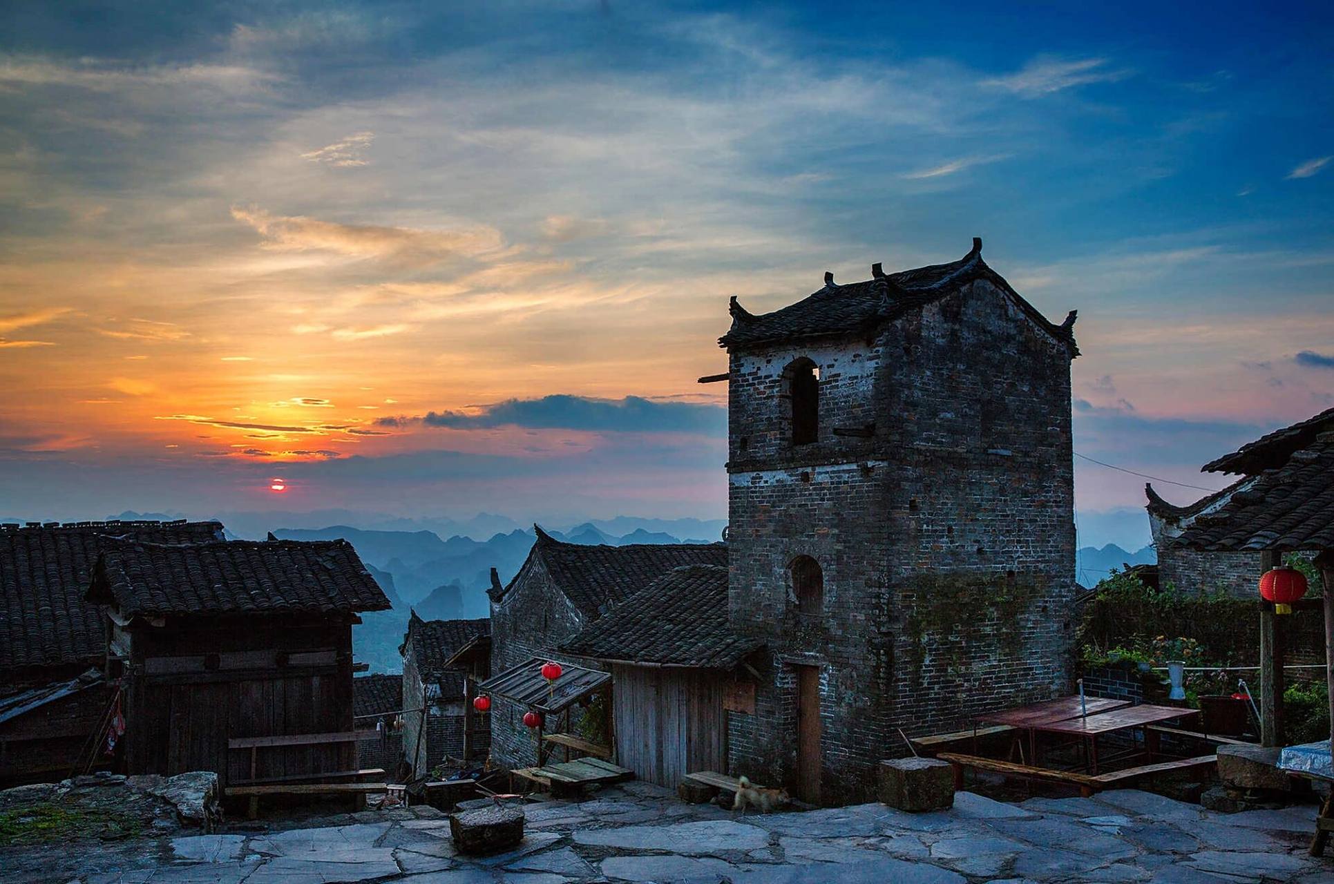 09广东省连南瑶族自治县三排镇 千年瑶寨坐落于瑶山万山朝王的正面