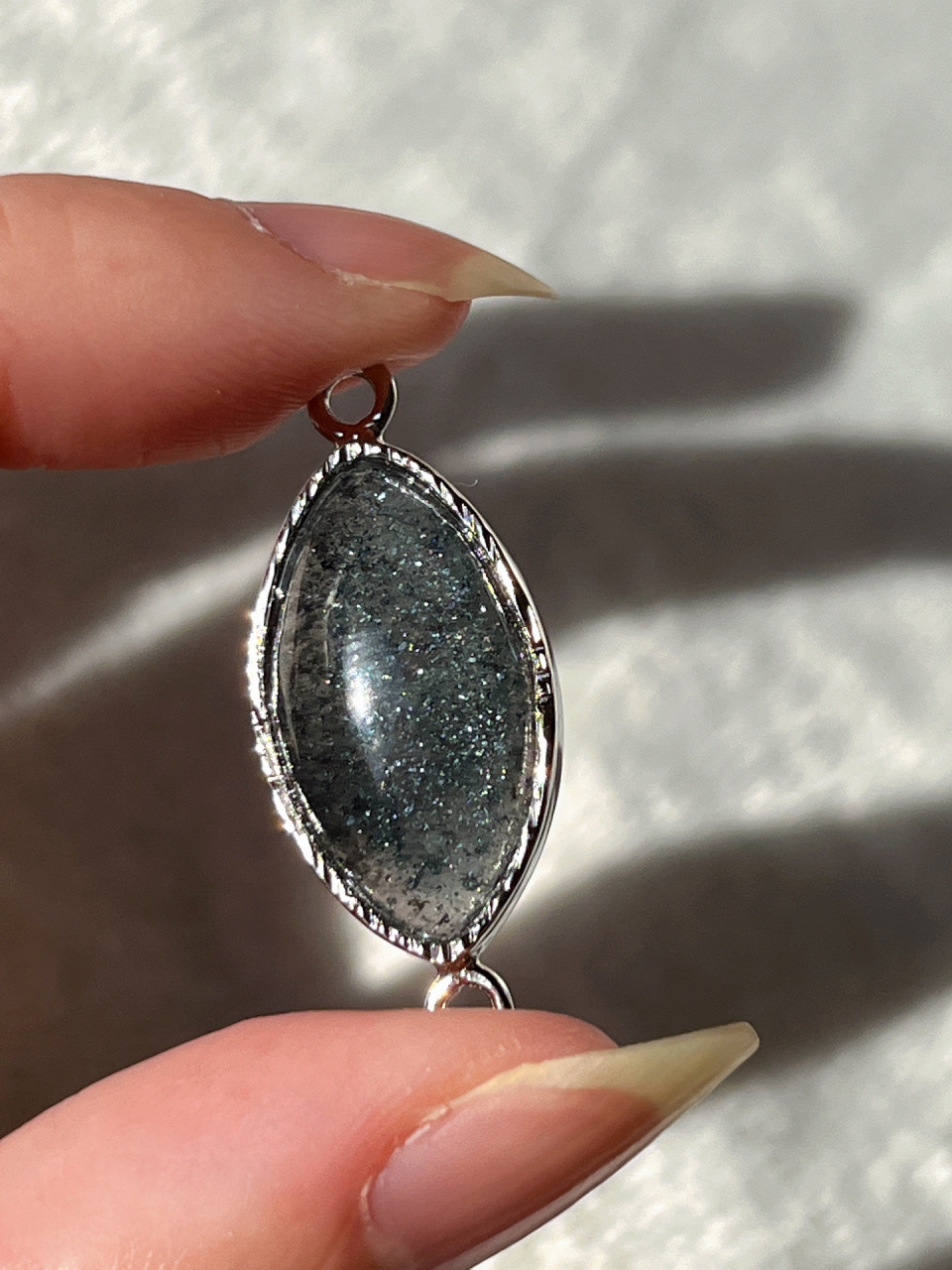 极小众稀有的水晶:蓝晶沙 一颗很特殊的戒面 有星际迷航那感觉 配魔鬼