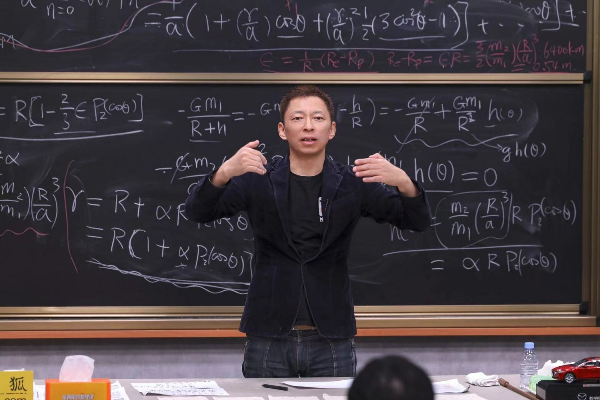 阳过后的张朝阳换了块新黑板,华为的设计一直都这么棒啊,办公宝的简约