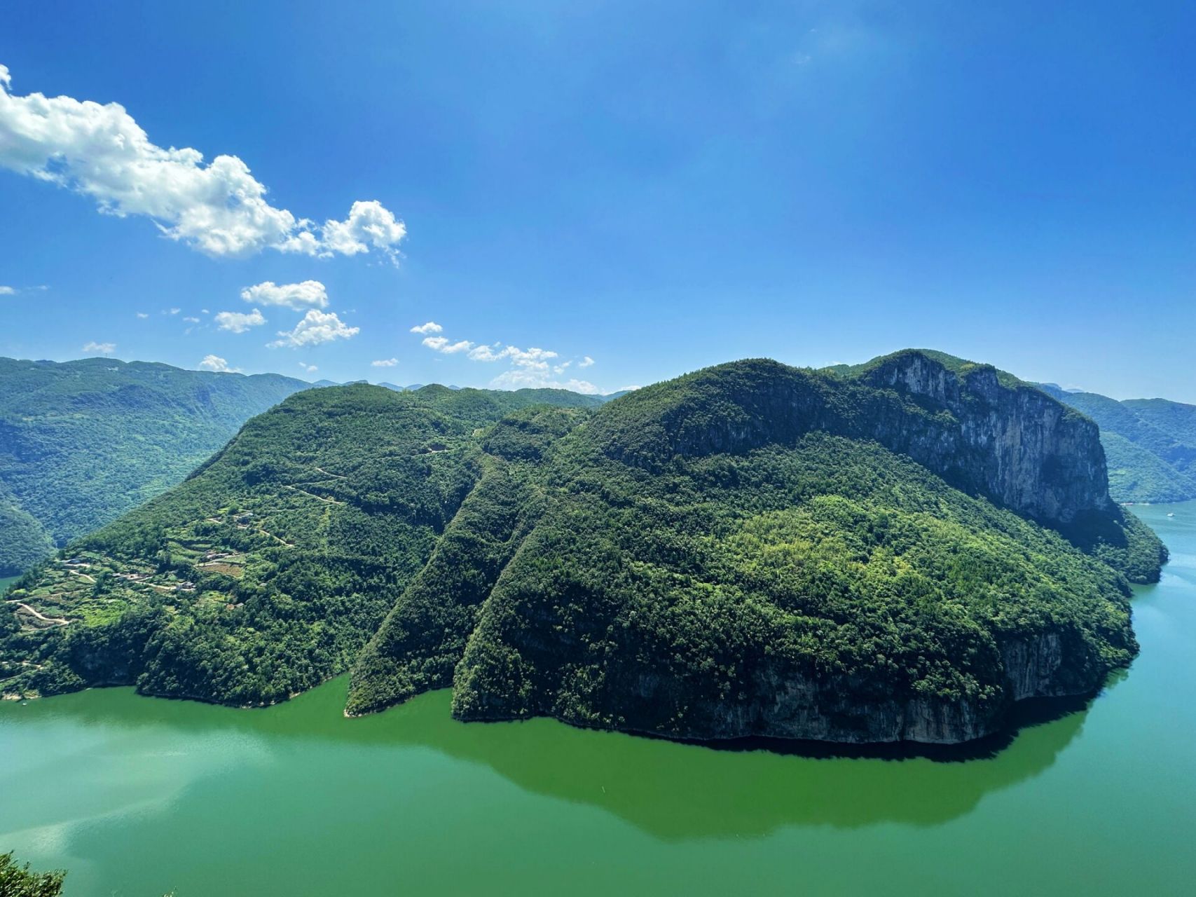 恩施清江蝴蝶岩 蝴蝶岩因造型如蝴蝶展开翅膀而得名!