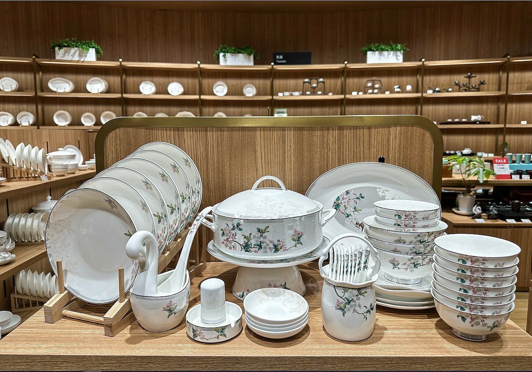 是的哟接下来小编以问答的形式为大家科普骨瓷餐具知识 大家应该都会