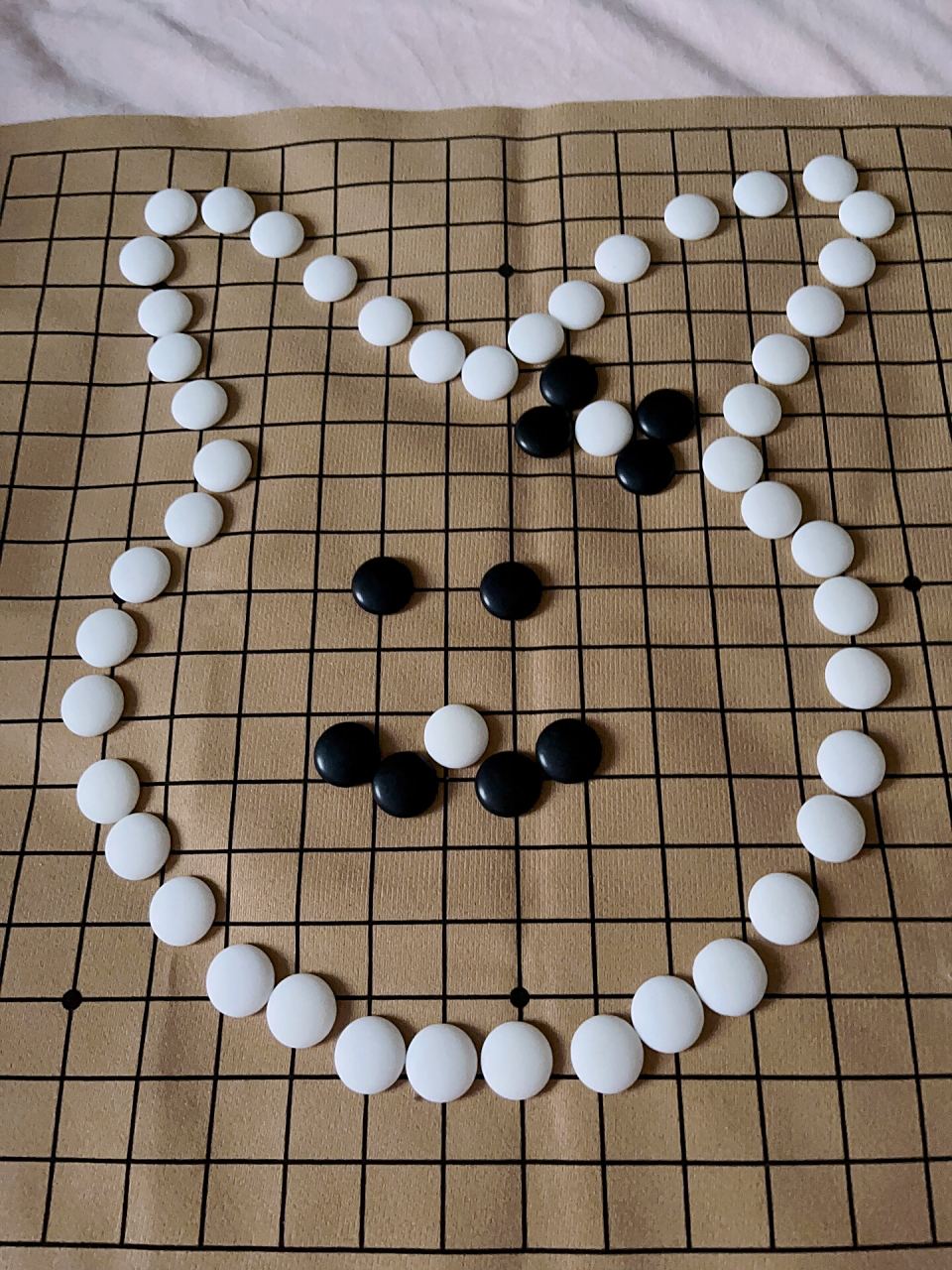 五子棋变成拼图玩具 姐姐真是心灵手巧,把五子棋拼出蜻蜓,蝴蝶,还有兔