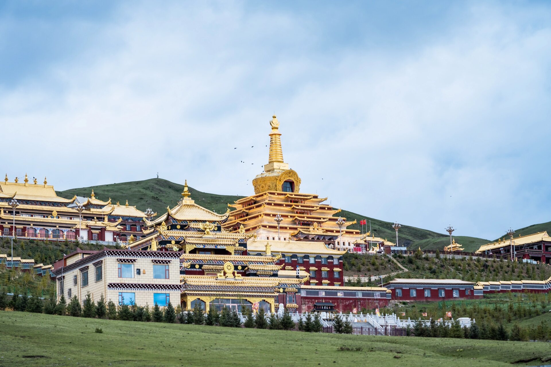 色达 东嘎寺 位于四川省甘孜藏族自治州色达县,是一座藏传佛教寺庙.