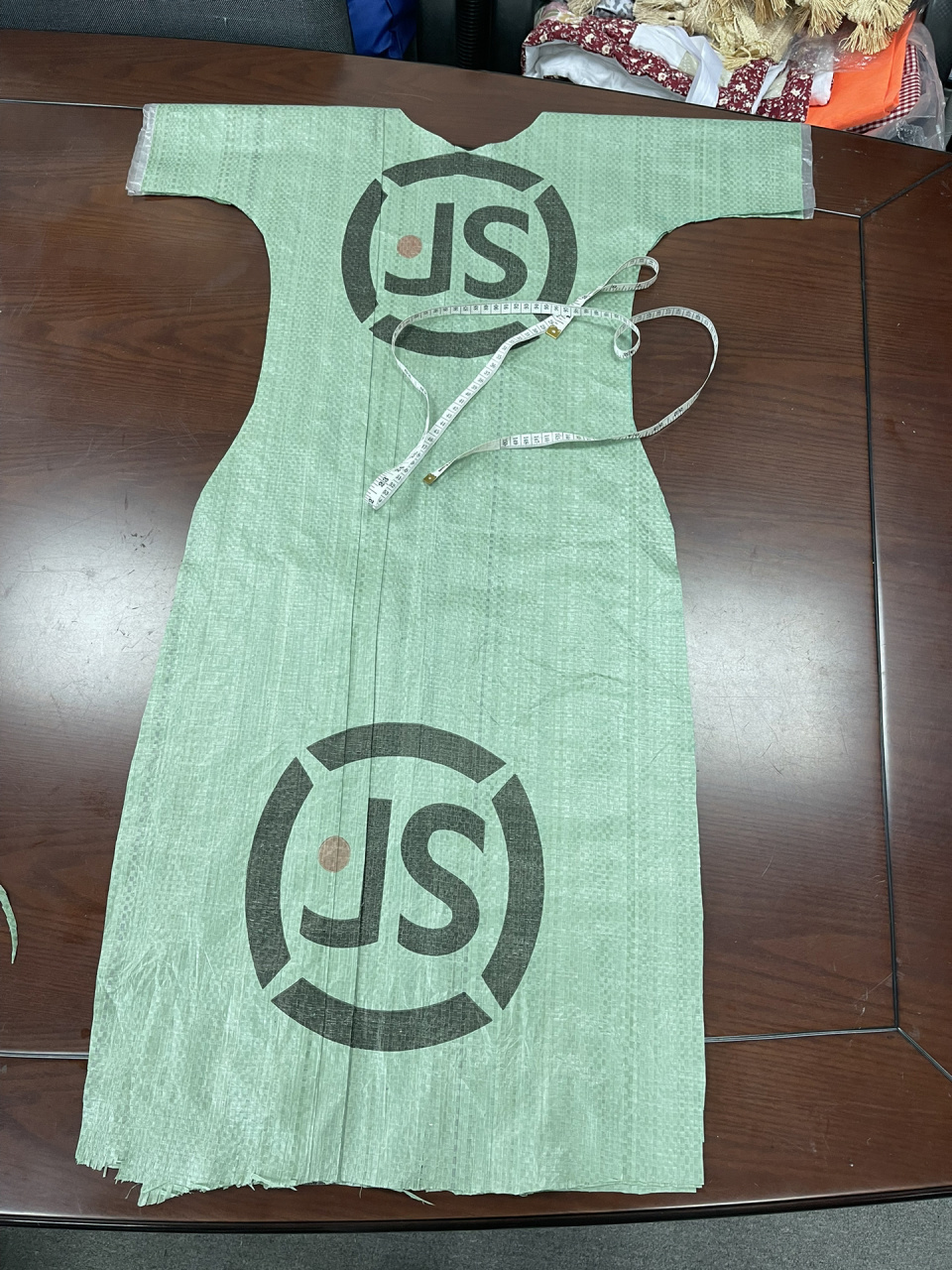 编织袋做裙子教程 这两天没写文章,因为给小祖宗准备环保衣服了.