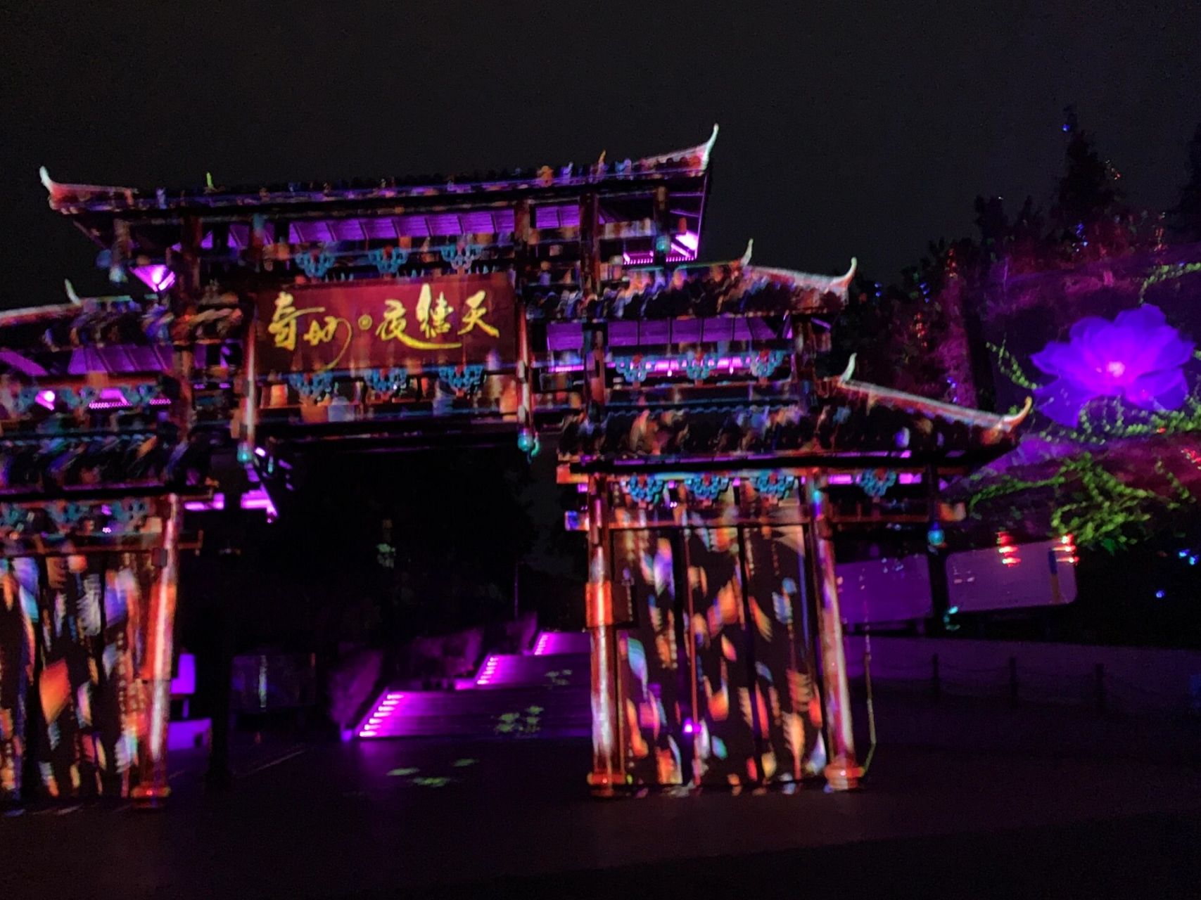 全程导游带着游客走,灯光表演会配合游客的步伐一幕幕开始.