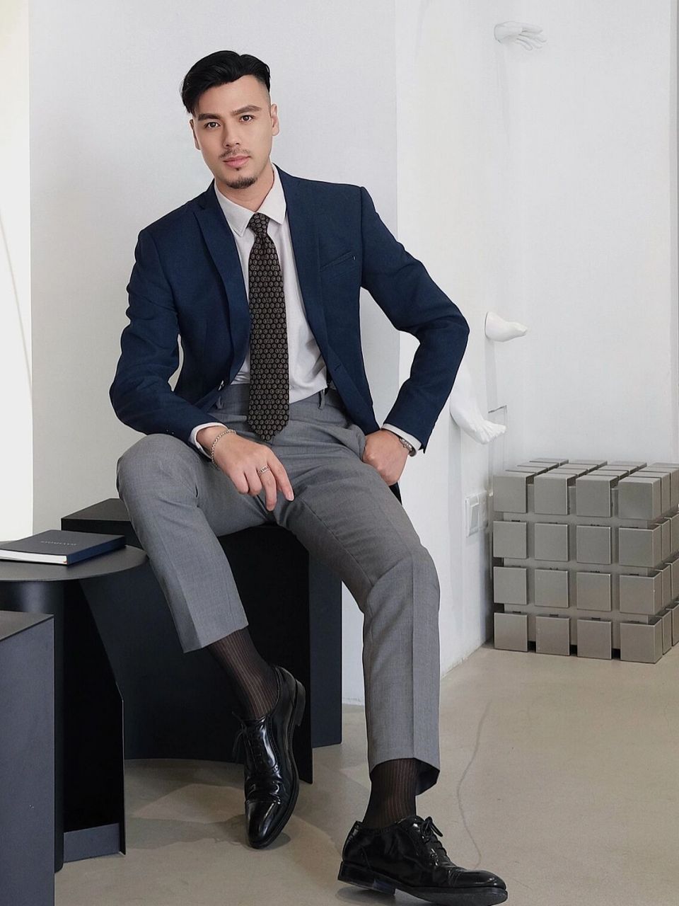 不同色系西装穿搭07 藏青西装搭配灰色西裤 黑色丝袜搭配黑色皮 