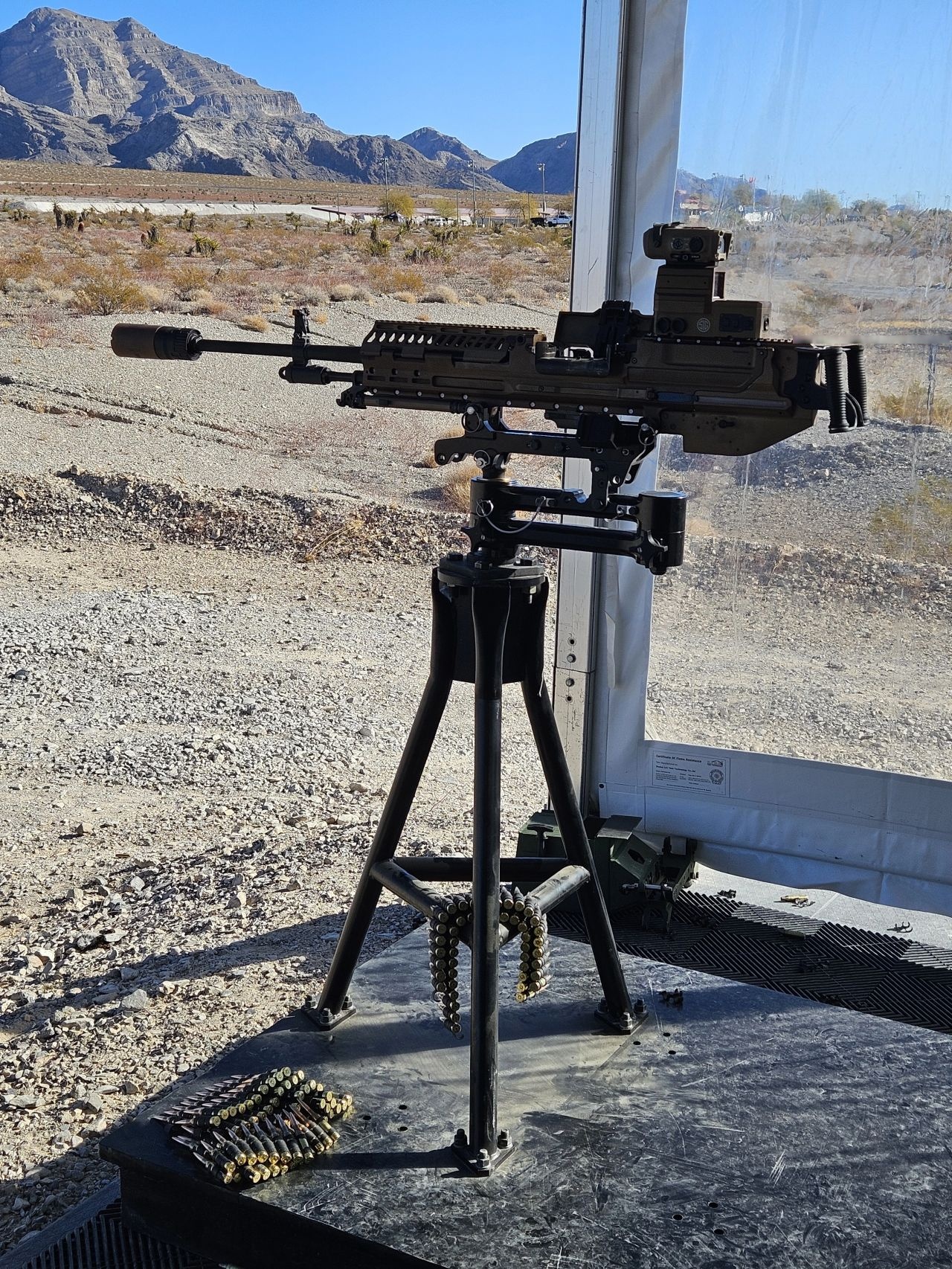 shotshow2025# mmg338机枪实弹射击演示,这是一款多口径机枪,通过