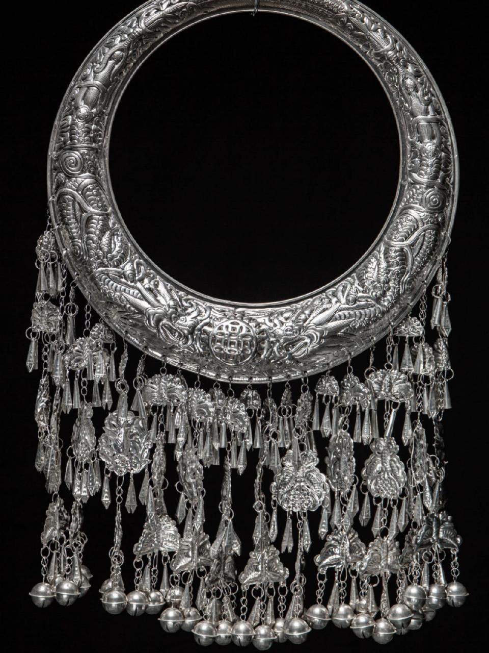 苗族银饰 | 古老技艺的錾美之美 璀璨苗银之项圈 	 项圈由小到大多达
