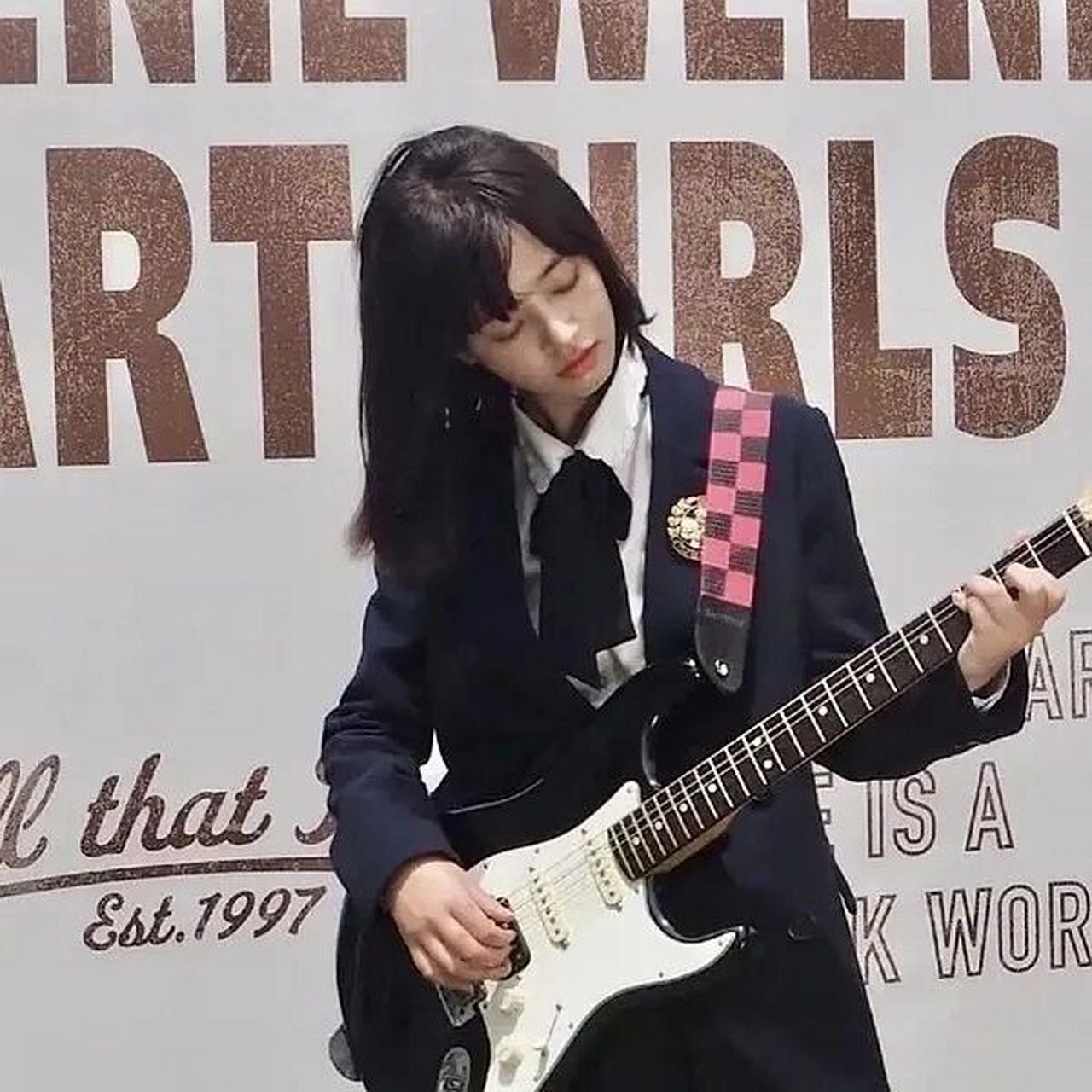 女生弹贝斯(吉他92)|头像(一)