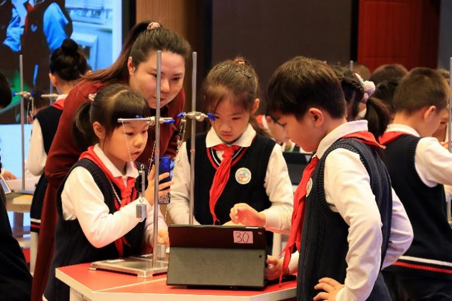 【戴木才:充分发挥教育,科技,人才的基础性和战略性支撑作用】党的