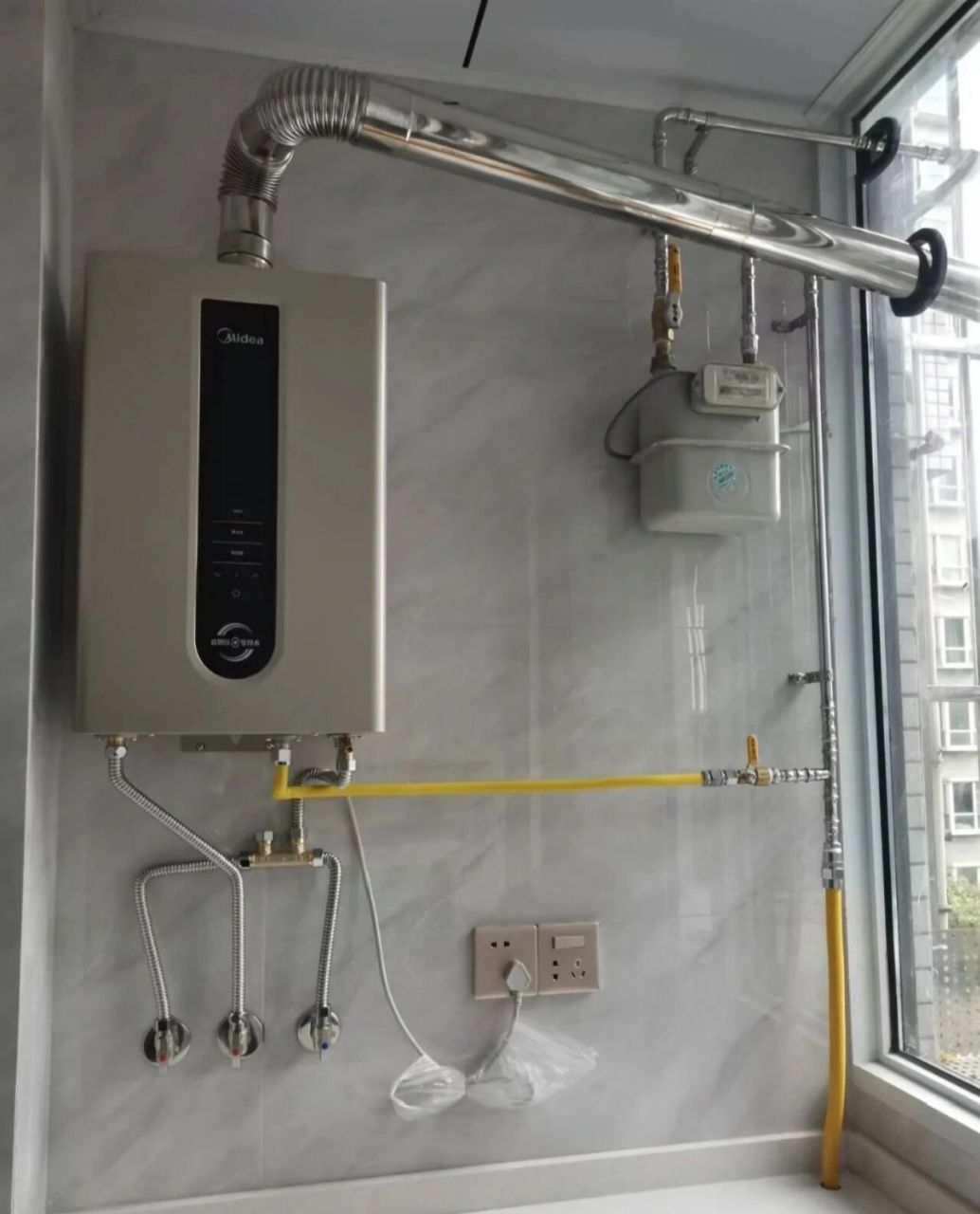热水器安装的进出水口,气,电预留位置 准备水电,想把各种电器都装得