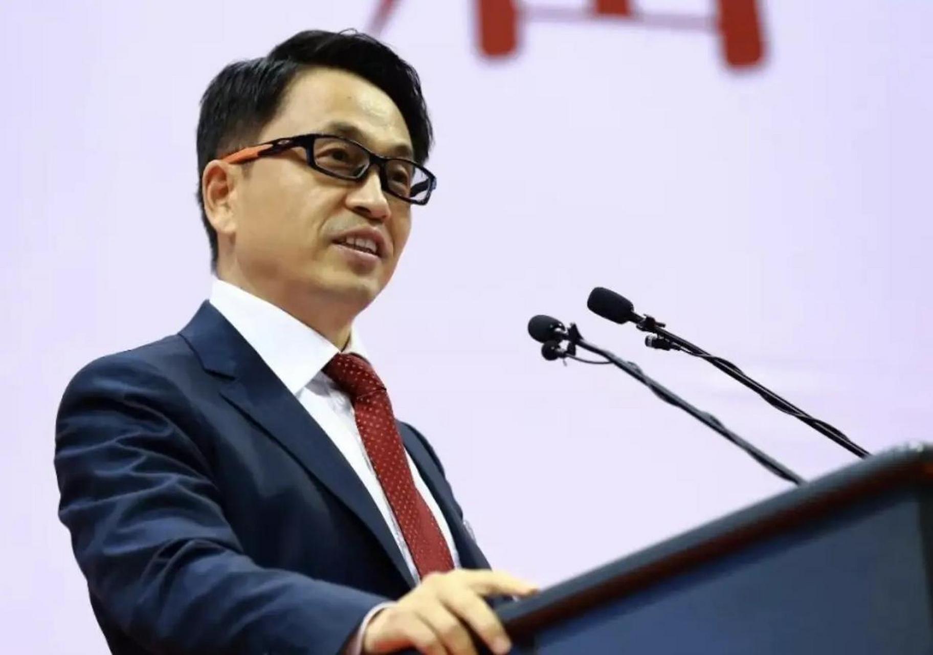 2008年,一个河南小伙敲开了蓝月亮老总罗秋平办公室的门,神秘地说:"我