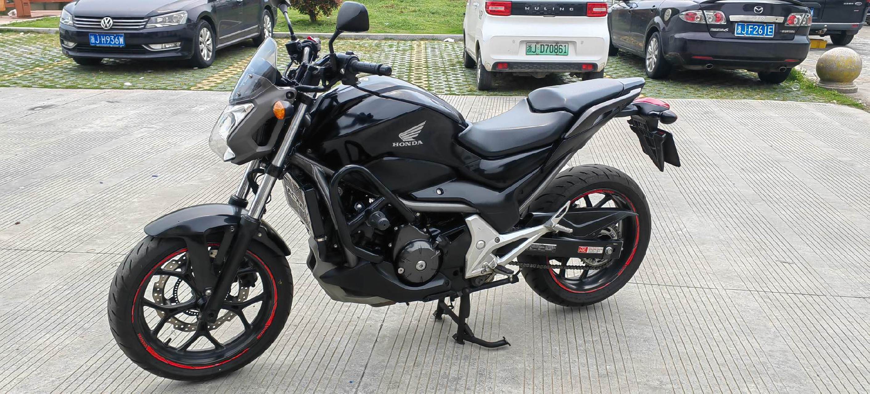 本田nc700s abs高配版 本田最省油的大排量街车 超低转数发动机 低扭