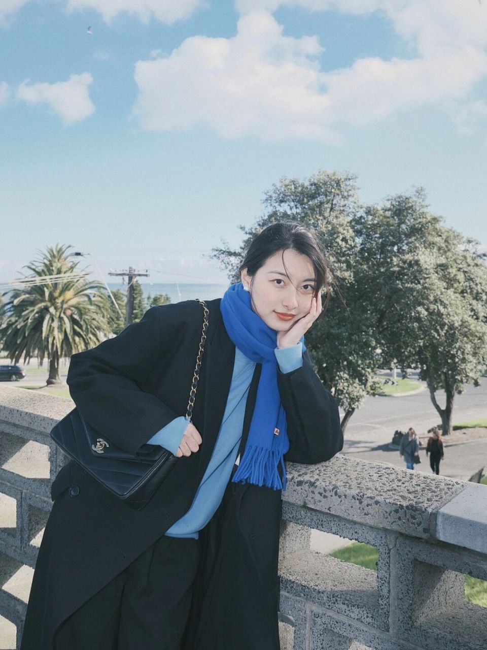 9515 卫衣:polo ralph lauren 围巾:acne studios 裤子:sezane