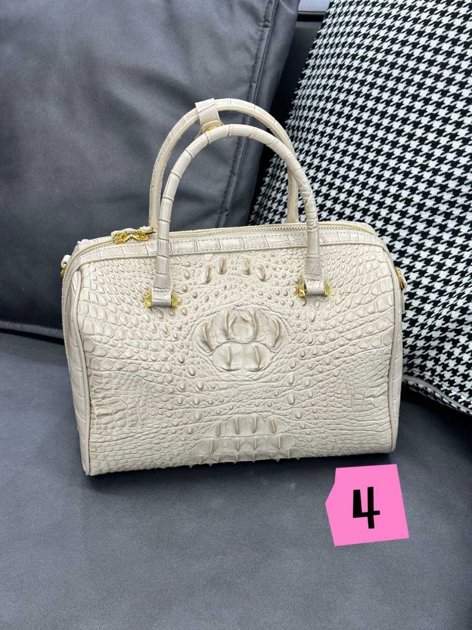 喜马拉雅白鳄鱼皮包 喜马拉雅鳄鱼皮这个名字是来源于它的颜色