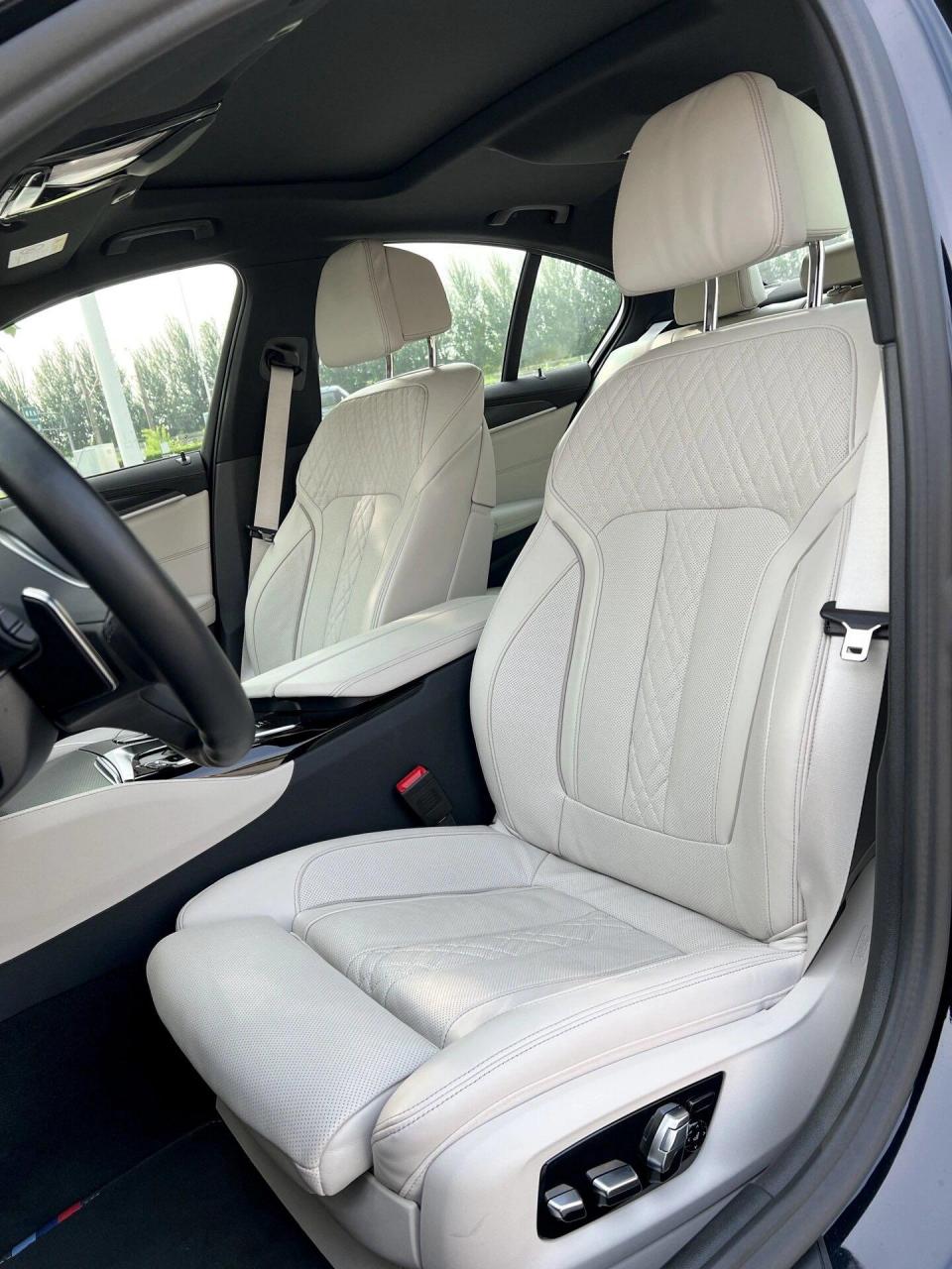 宝马bmw.论内饰升级定制,还得看宝马.象牙白这一块儿怎么看怎么顺眼!