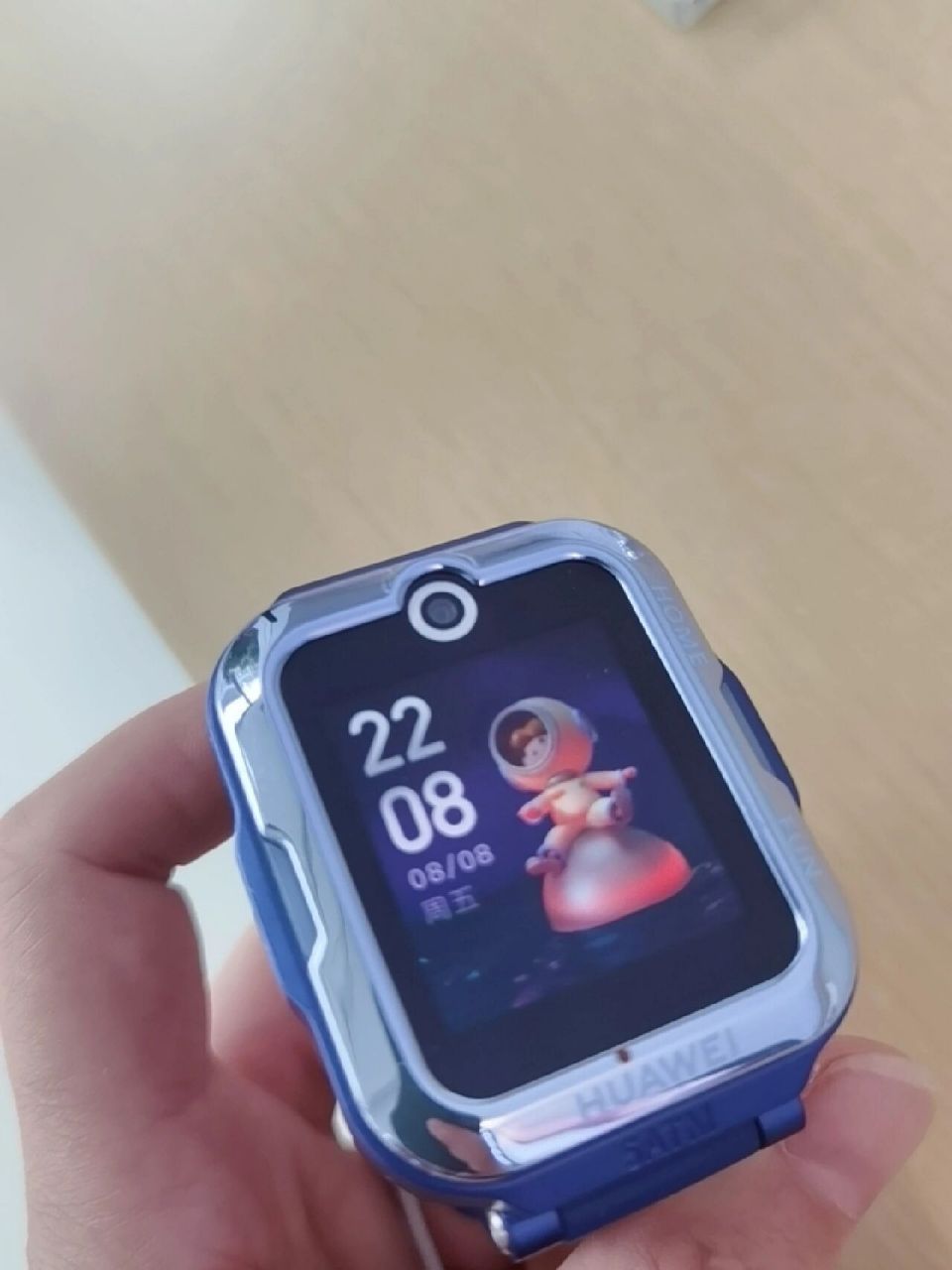 现在给大家分享华为儿童手表4 pro,真实感觉还是不错的,咋们来认识一