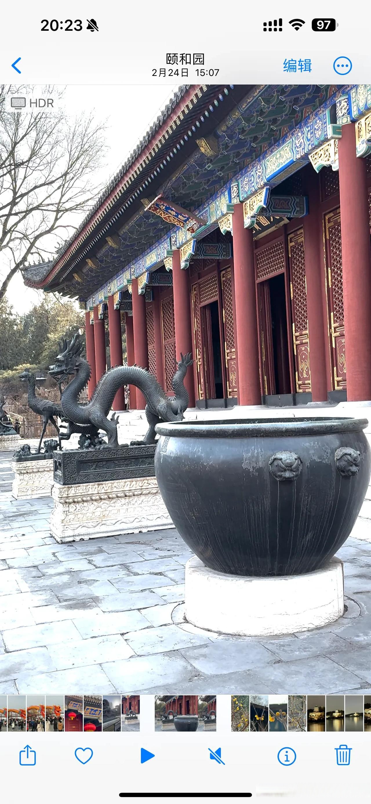 这是颐和园的仁寿殿前陈设的铜龙和铜凤,寓意着"龙凤呈祥",是中国传统