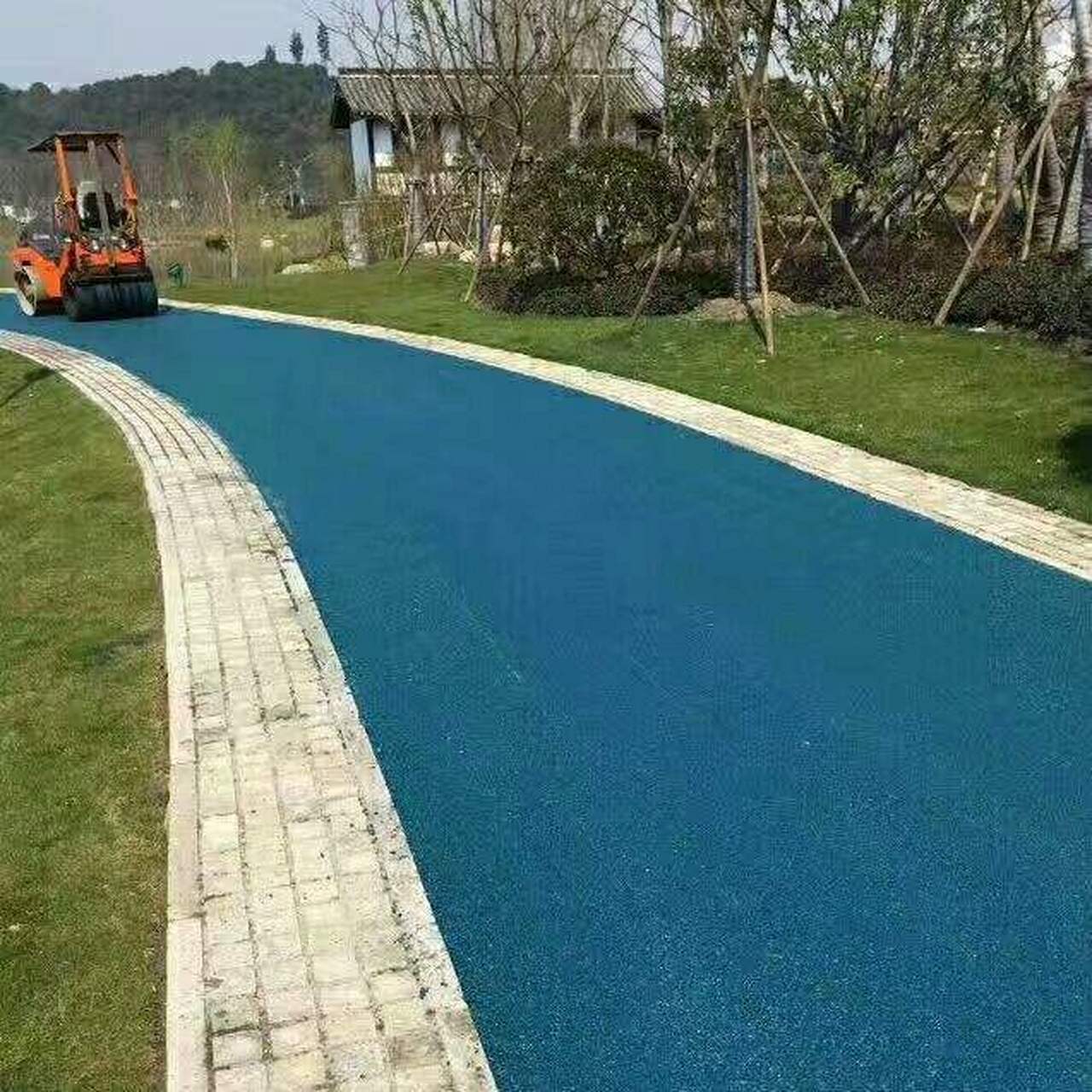 冷拌彩色透水沥青怎样施工? 冷拌高粘彩色透水沥青怎么施工呢?