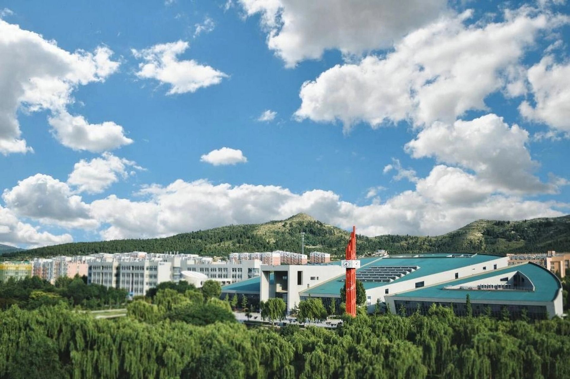 山东管理学院风景篇～  这是咱们山东管理学院的标志性地标,教学楼有