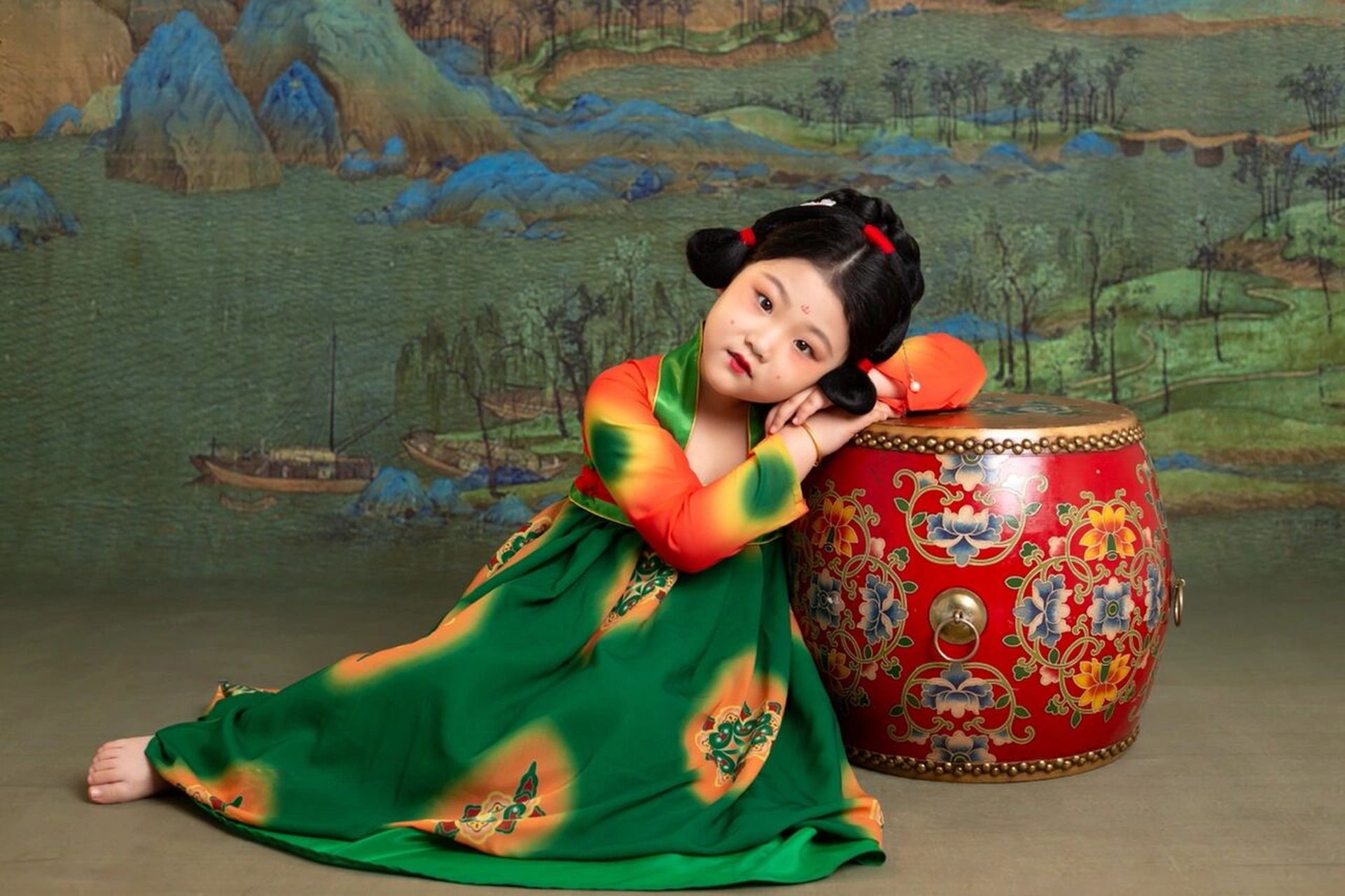 身着红绿襦裙,娇憨可爱 头顶双缨髻,面画"斜红"妆 不曾吟诗起舞的人生