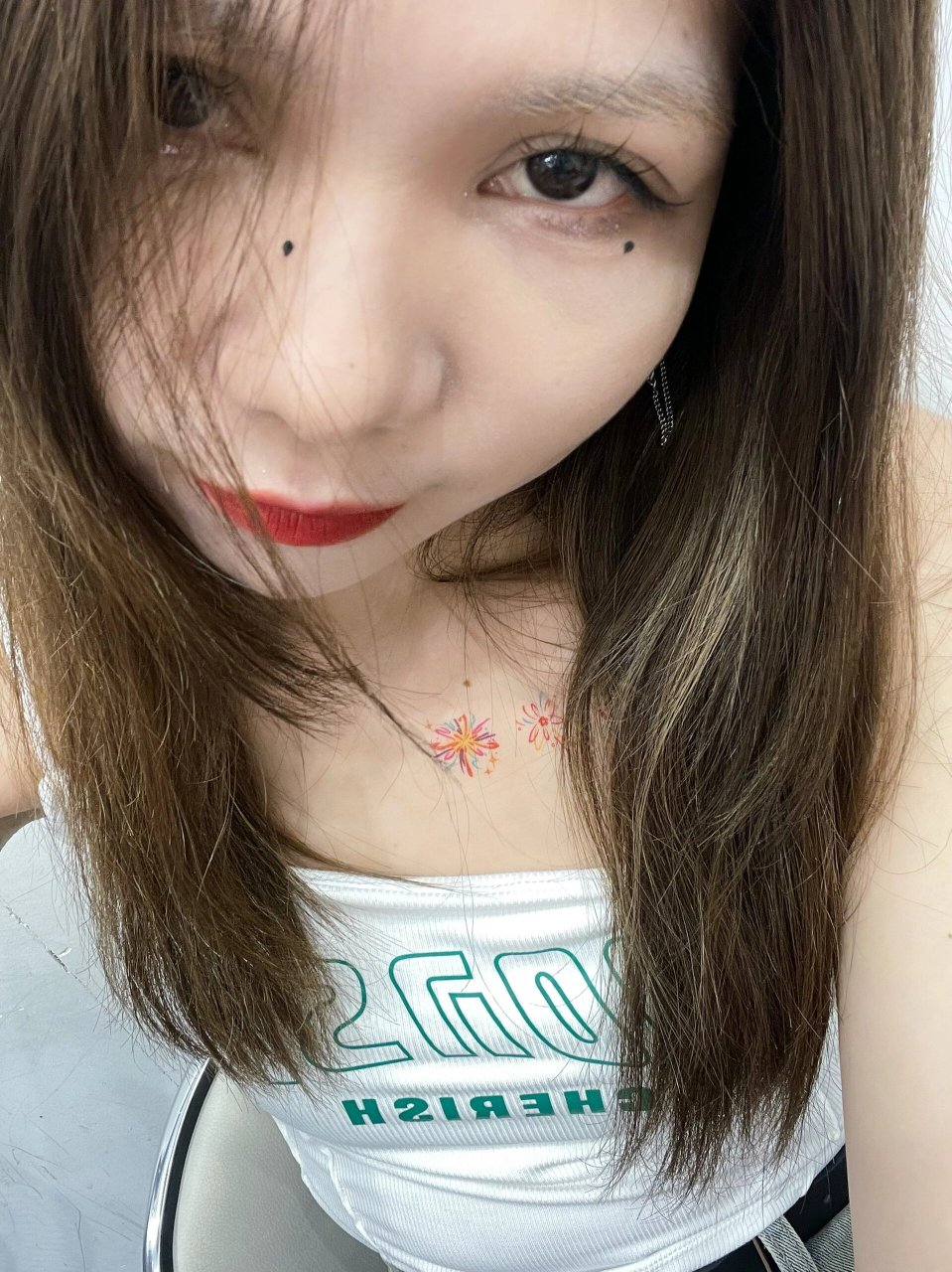 苹果前置摄像头拍照的真的丑哭了…… 姐妹们,图1是苹果前置摄像头拍