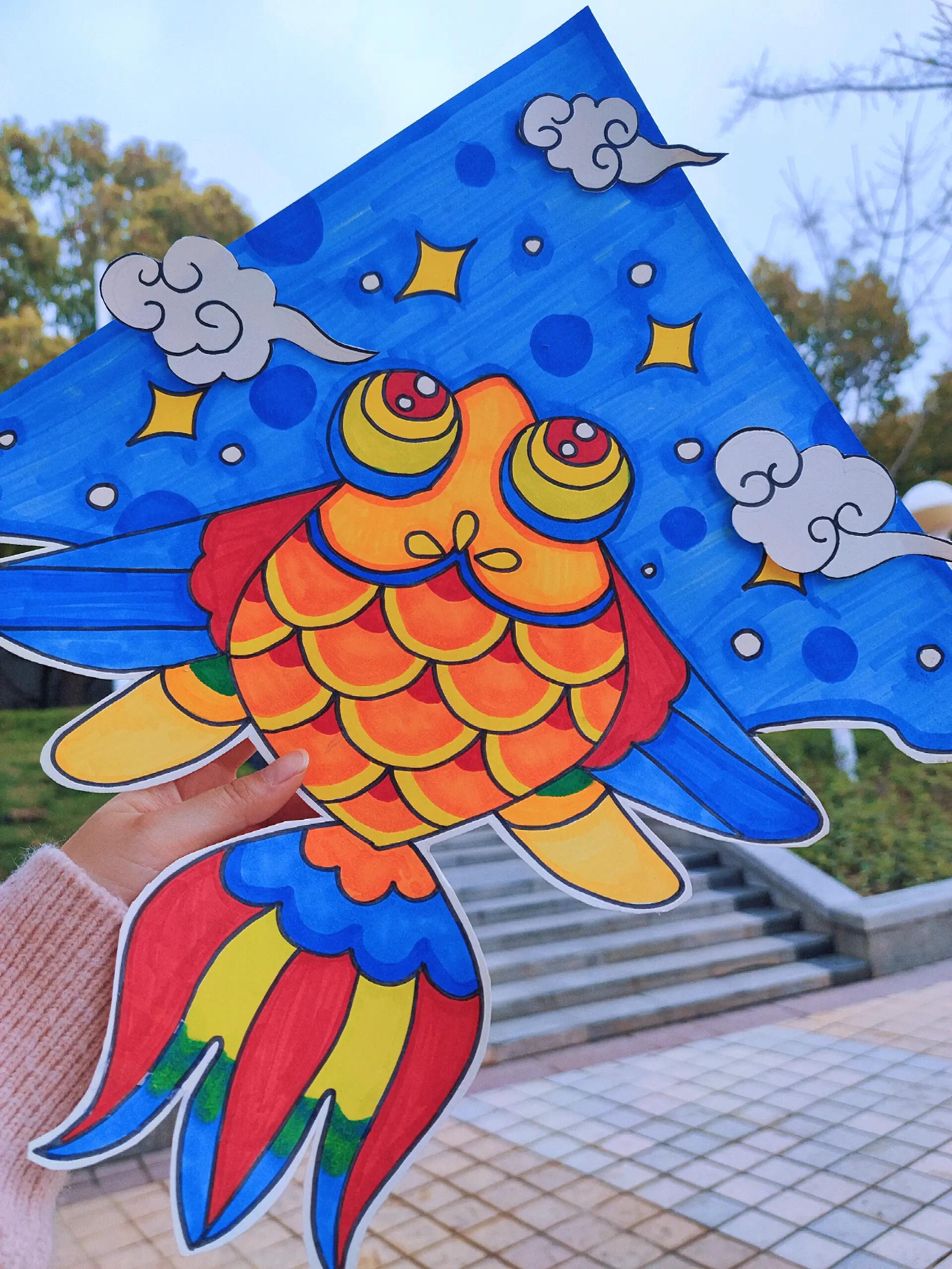 这是一个金鱼风筝的儿童画