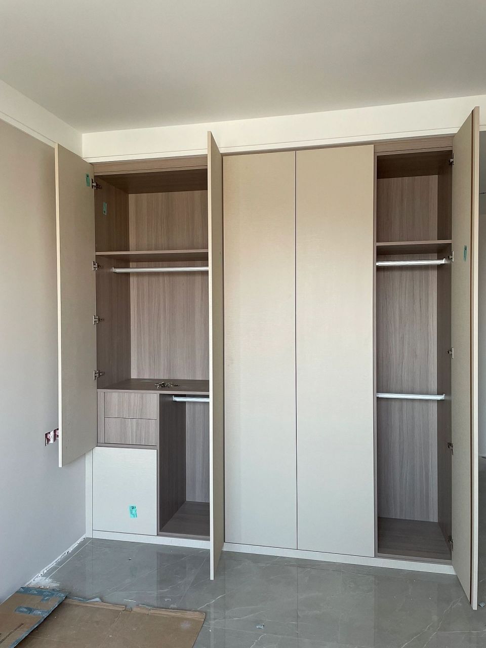 全屋定制必看|浅咖色一门到顶衣柜 浅咖色柜门77灰棕色木纹柜体