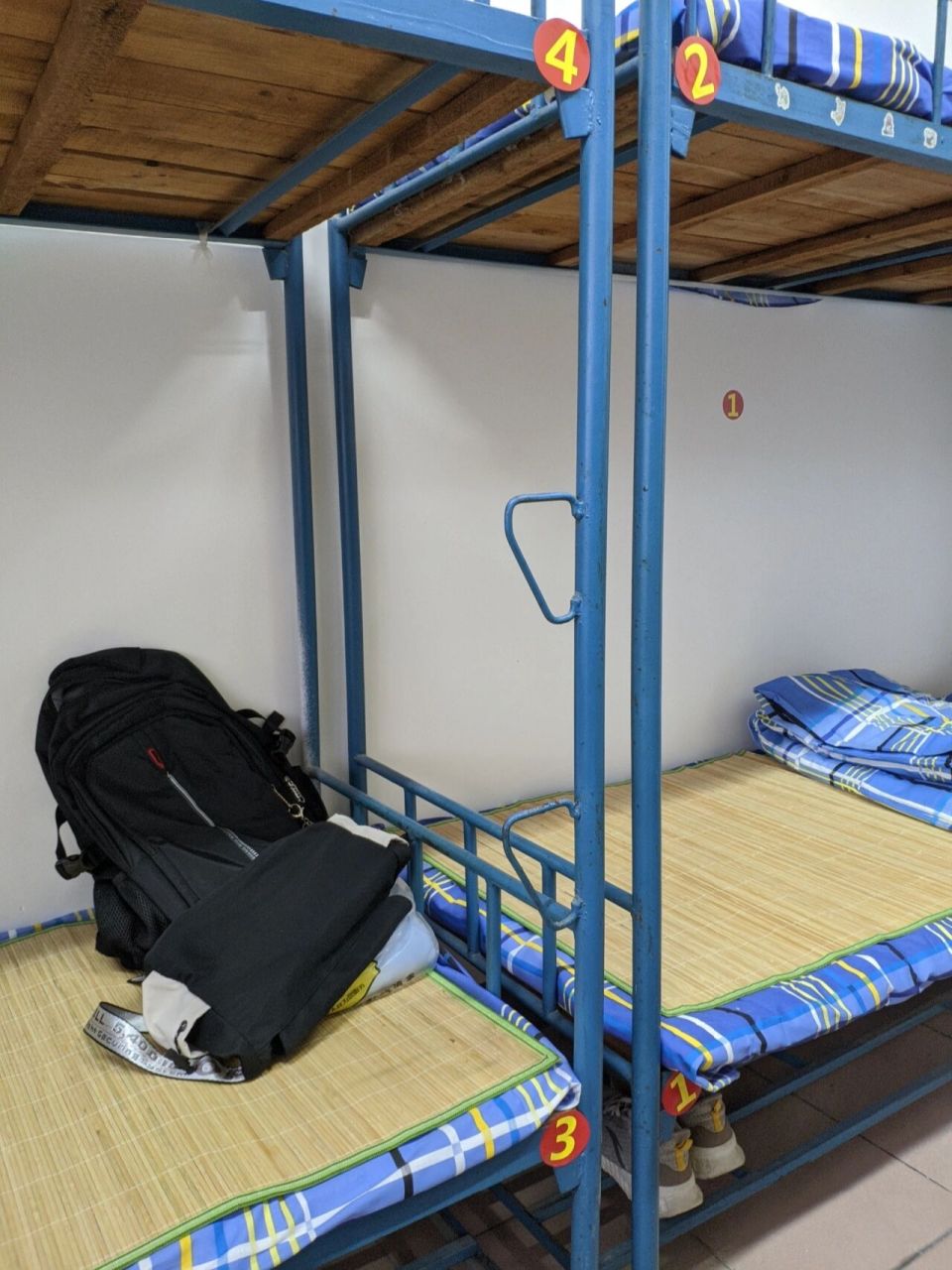 宿舍破防了 长沙理工的宿舍 没有上床下桌 一层好多宿舍就两个公用